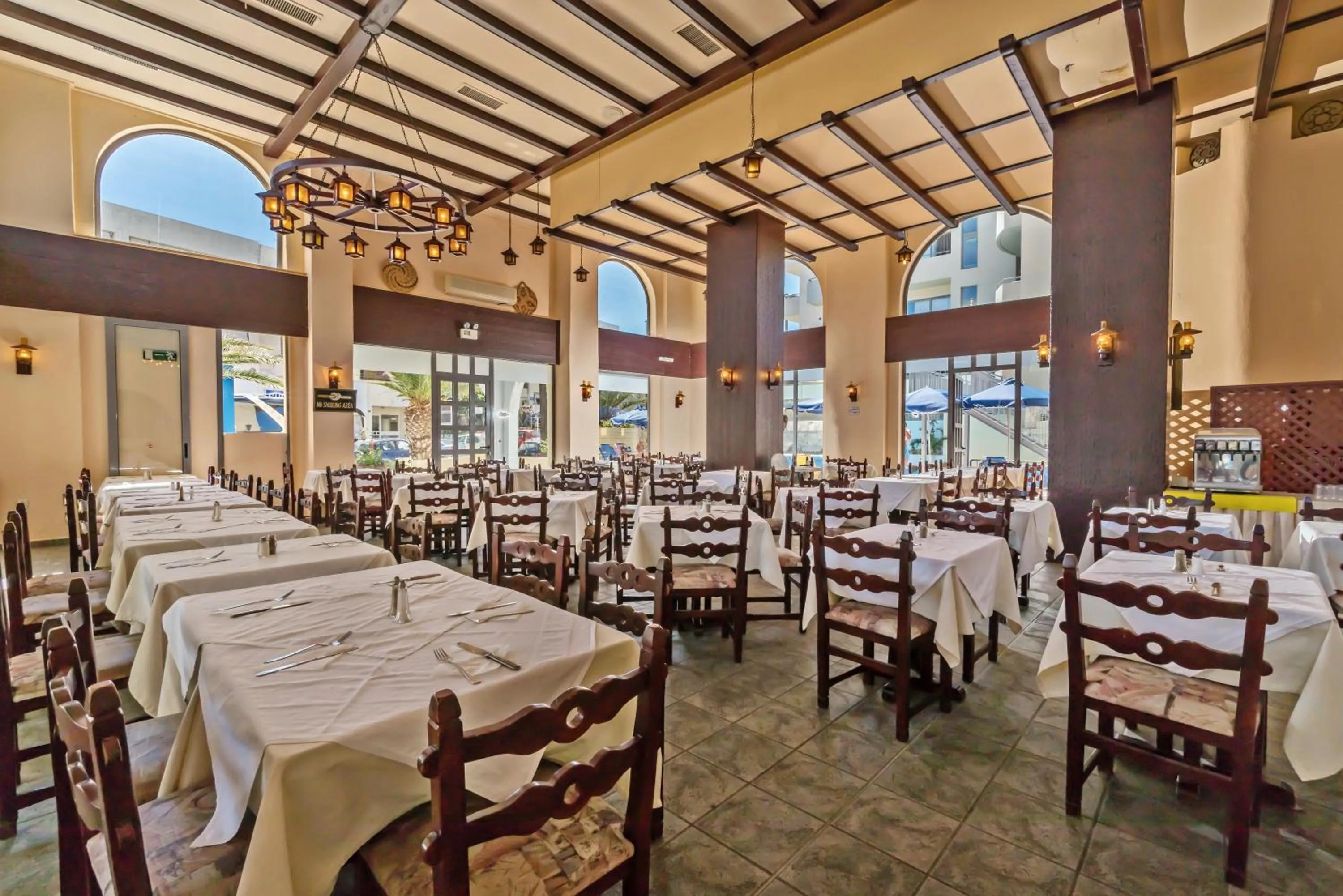 Restaurant/places to eat in Lefkoniko Residence Beach & Bay