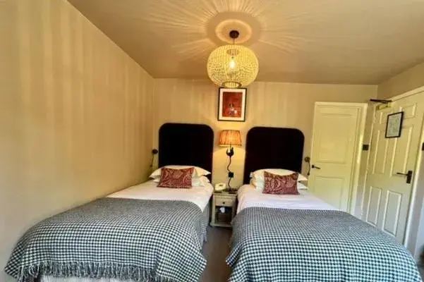 Good Twin Room - single occupancy in The Broadway Hotel Good Twin Room - single occupancy in The Broadway Hotel