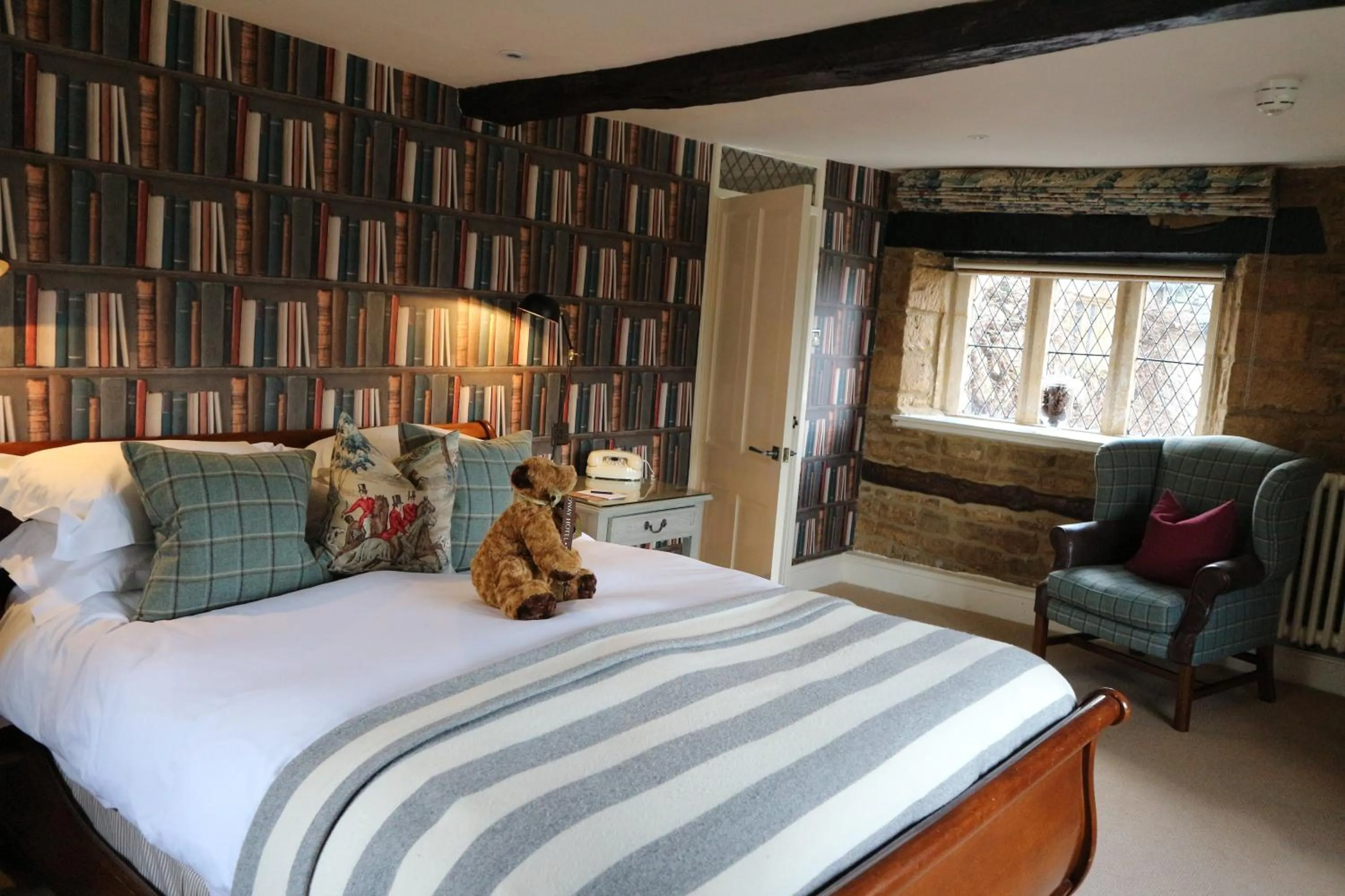 Photo of the whole room, Bed in The Broadway Hotel