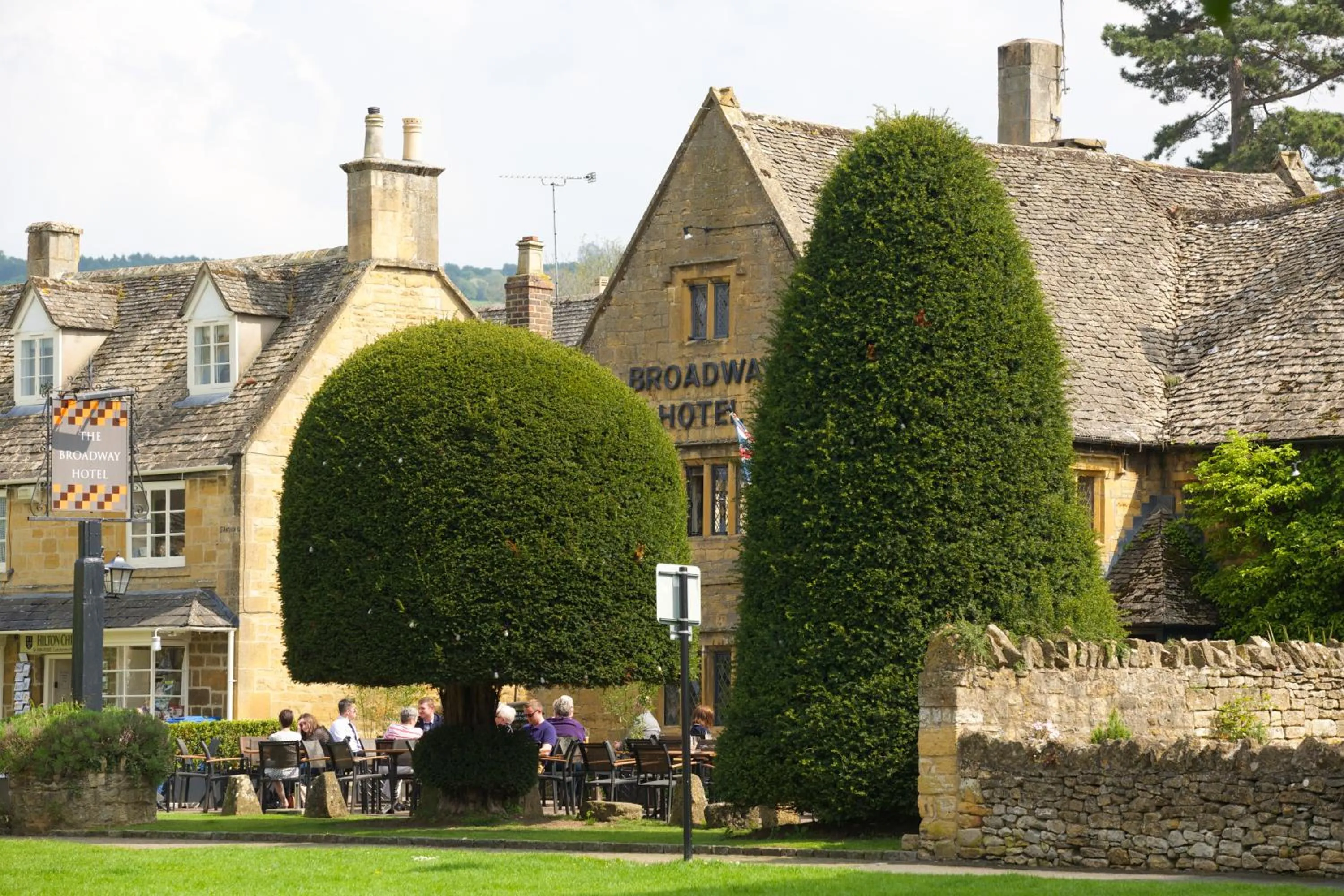 Facade/entrance in The Broadway Hotel