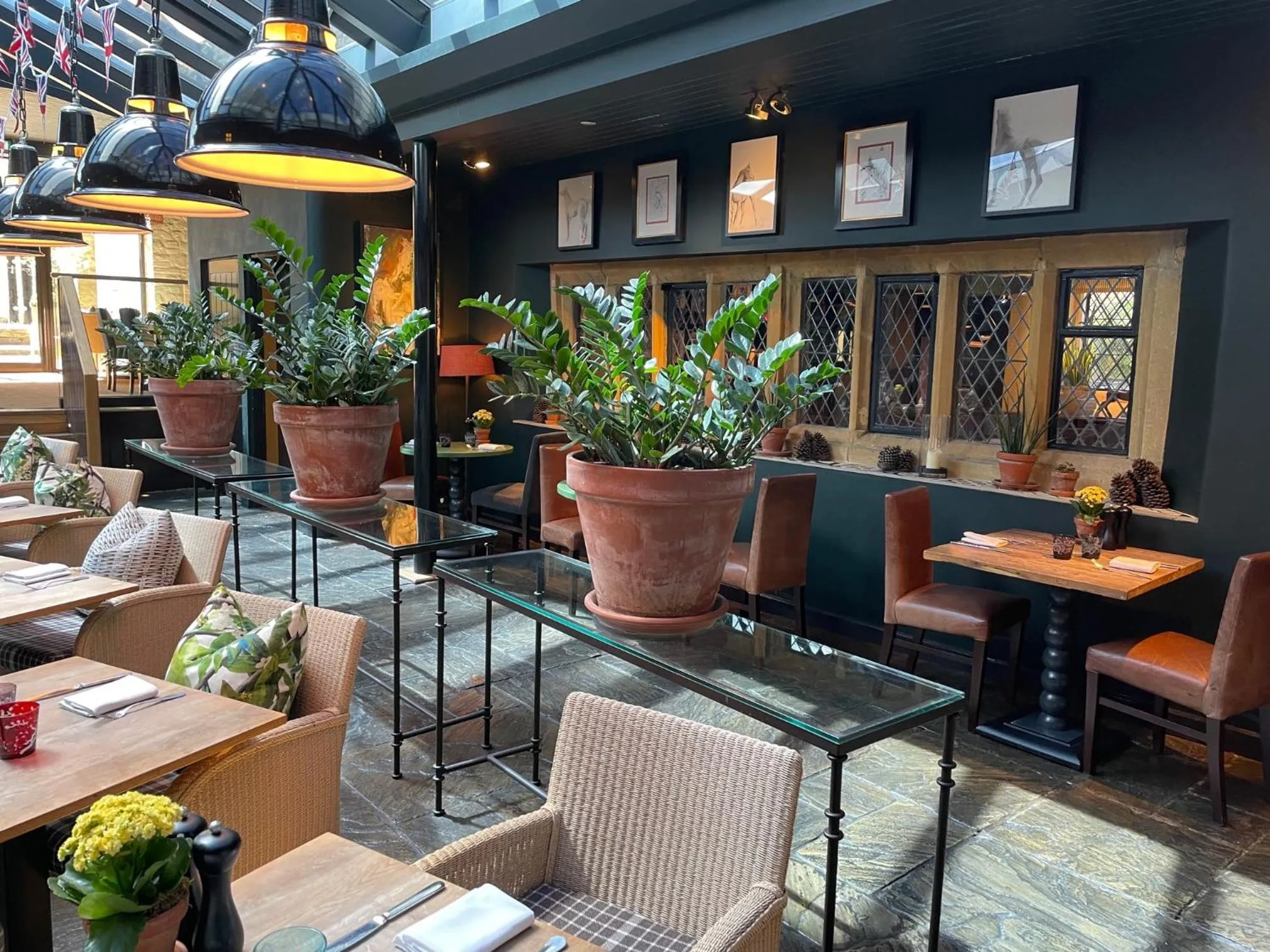 Restaurant/places to eat in The Broadway Hotel