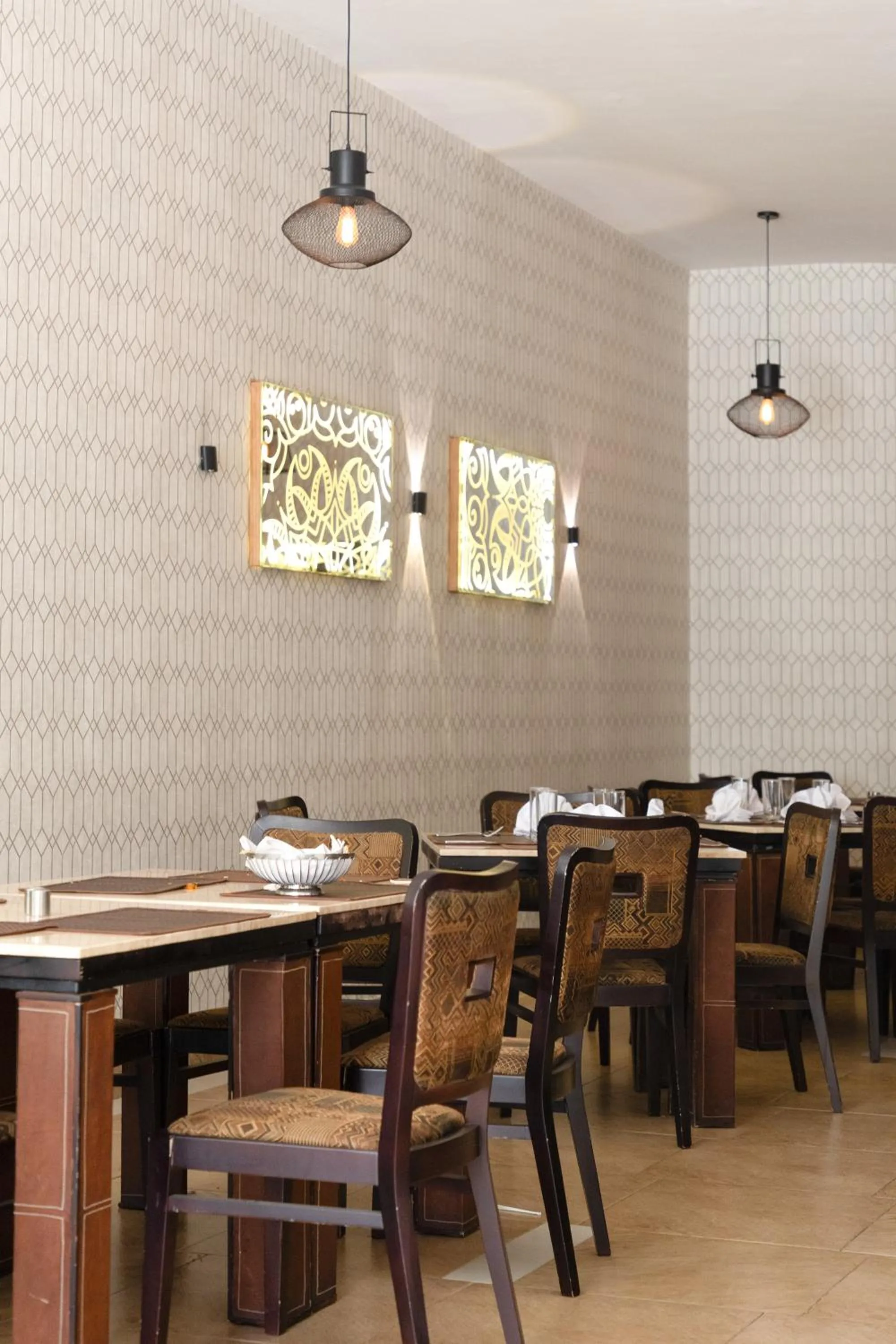 Restaurant/places to eat in Dreamliner Hotel