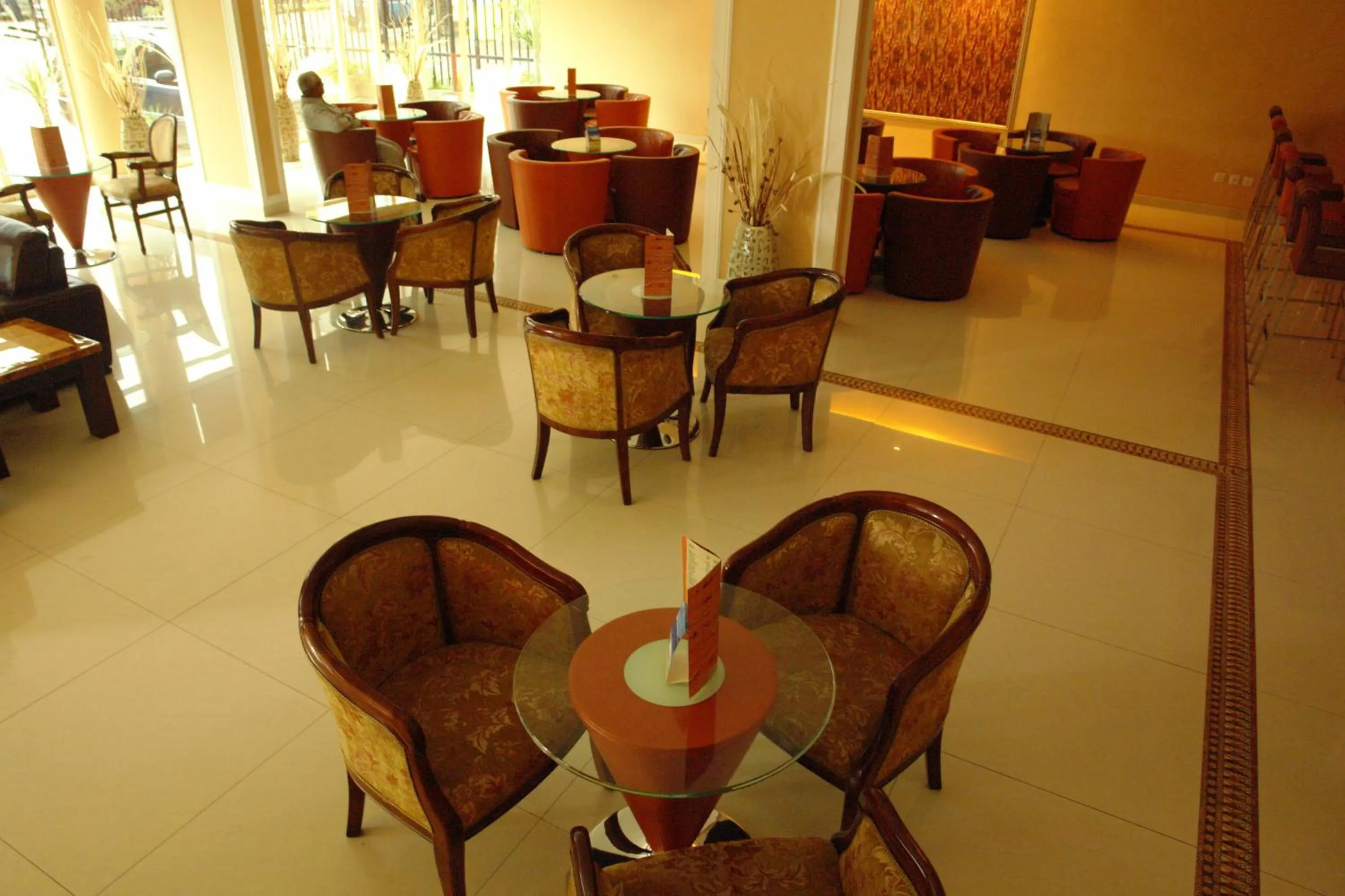 Restaurant/places to eat in Dreamliner Hotel