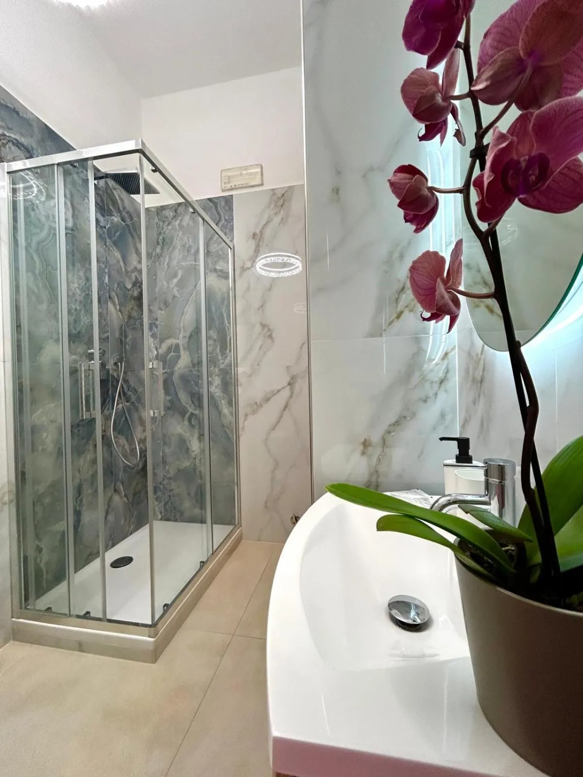 Shower in Sea Pearl Luxury Rooms