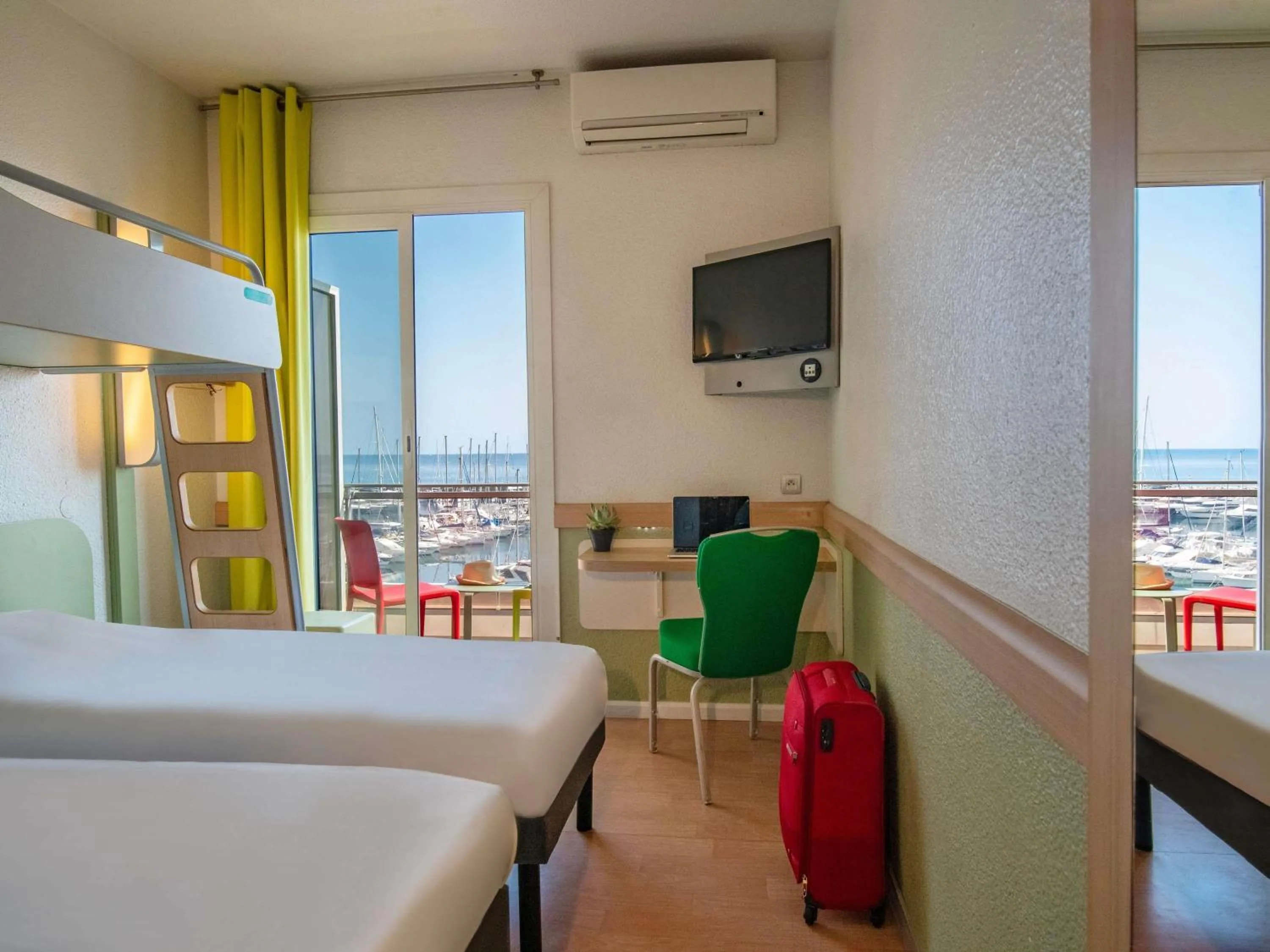 Bedroom, Bed in ibis budget Menton Bord de Mer