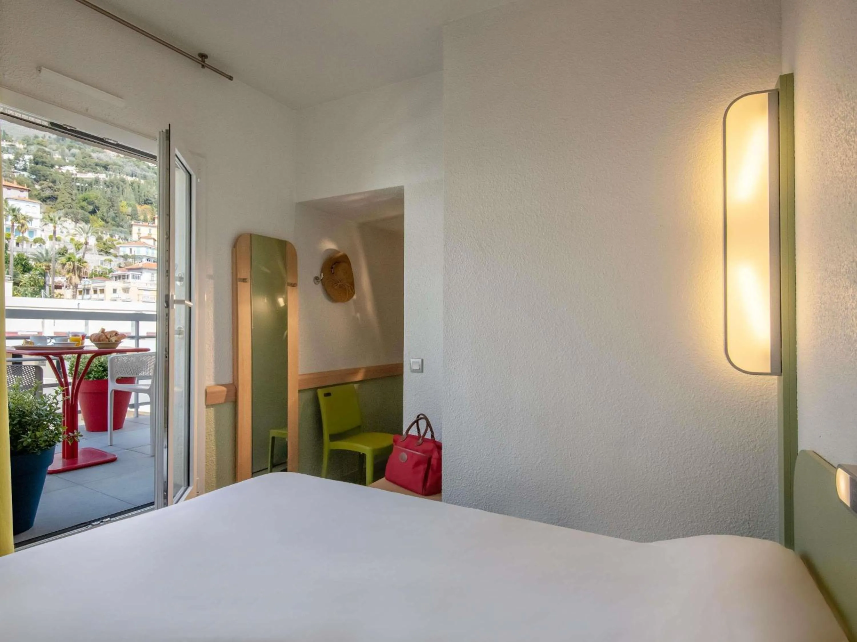 Bedroom, Bed in ibis budget Menton Bord de Mer