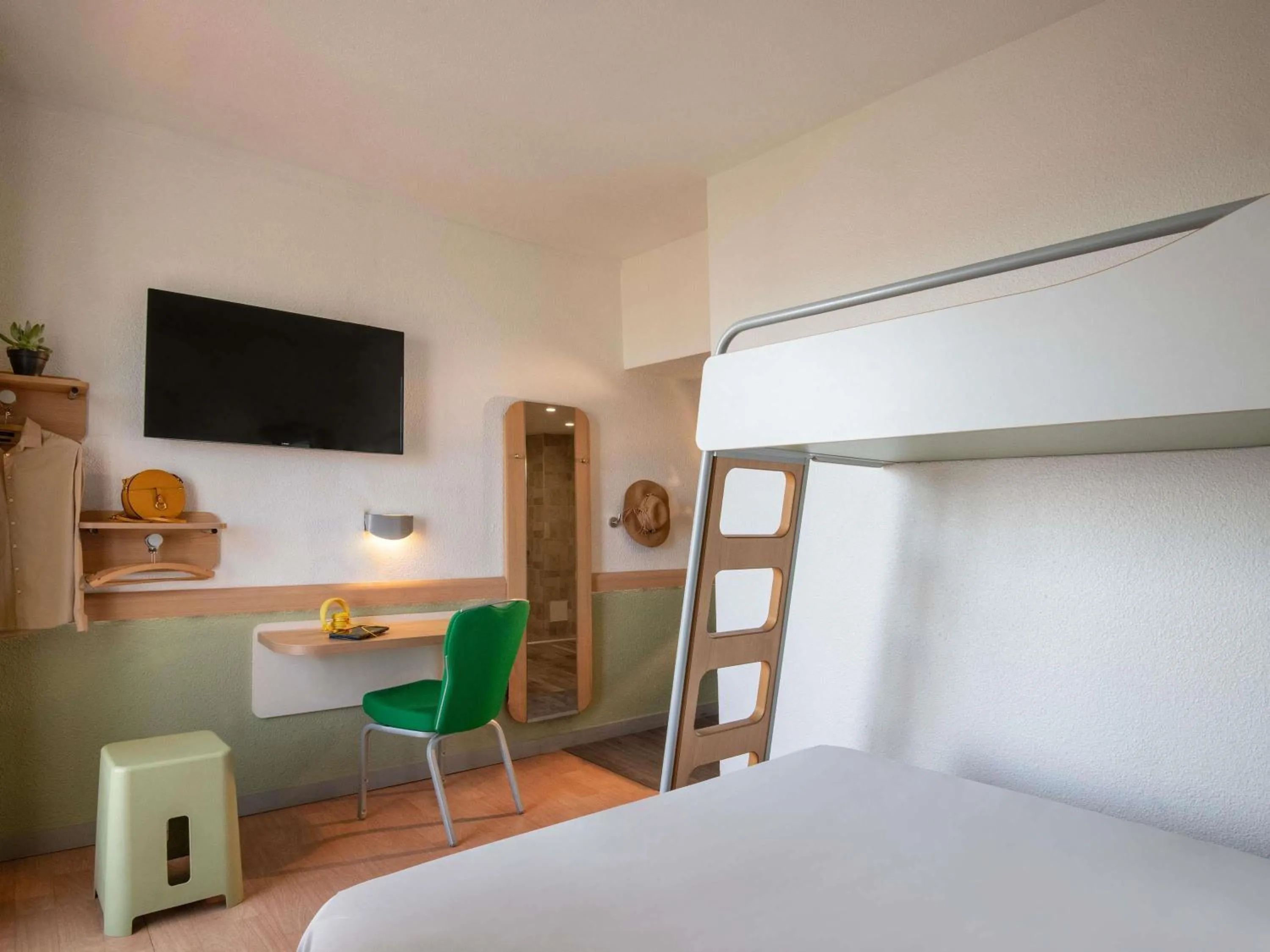 Bedroom, Bed in ibis budget Menton Bord de Mer