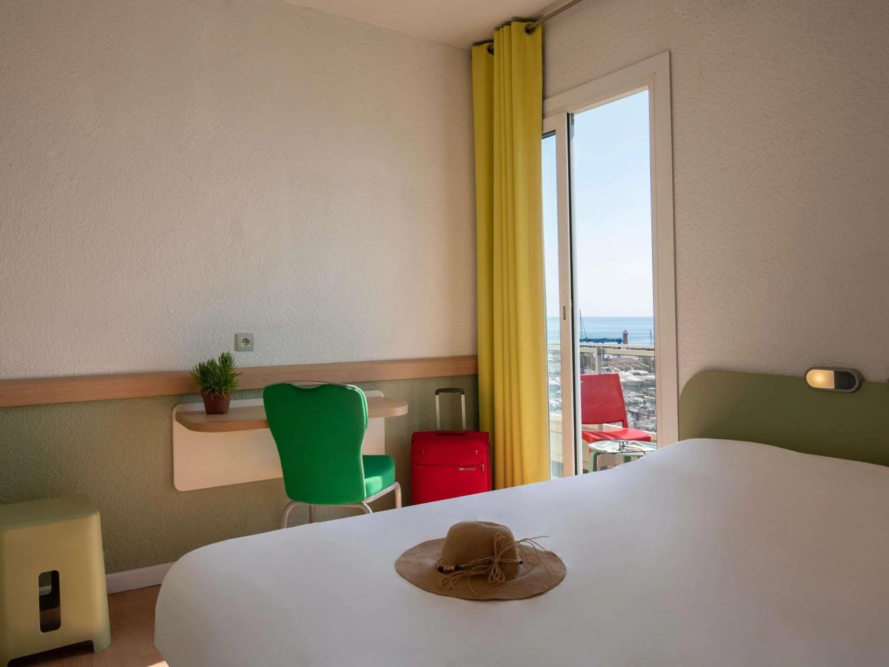 Bedroom, Bed in ibis budget Menton Bord de Mer