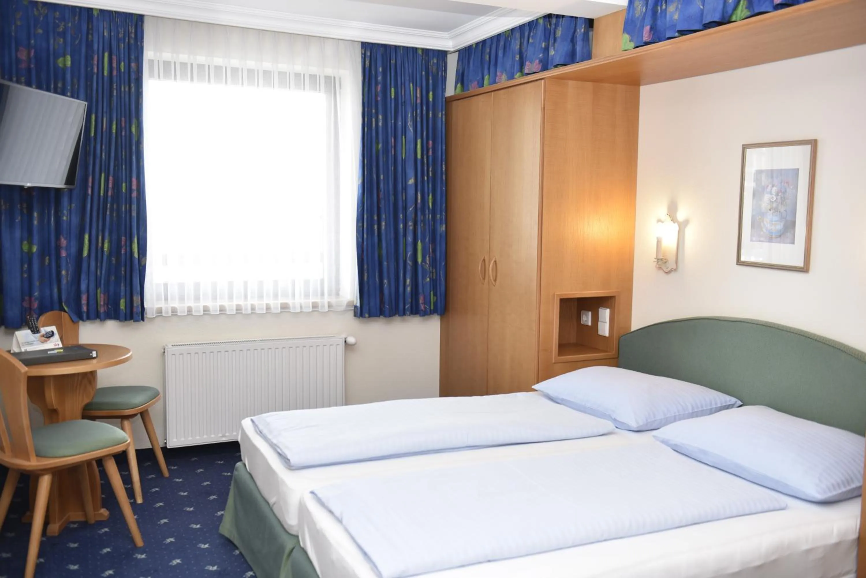 Photo of the whole room, Bed in Hotel-Skischule Krallinger