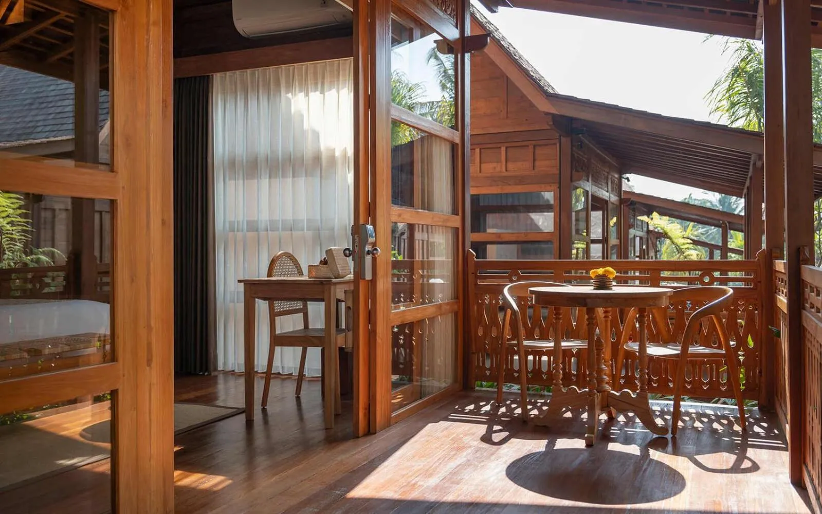 Balcony/Terrace in Unagi Wooden Villas by Emana