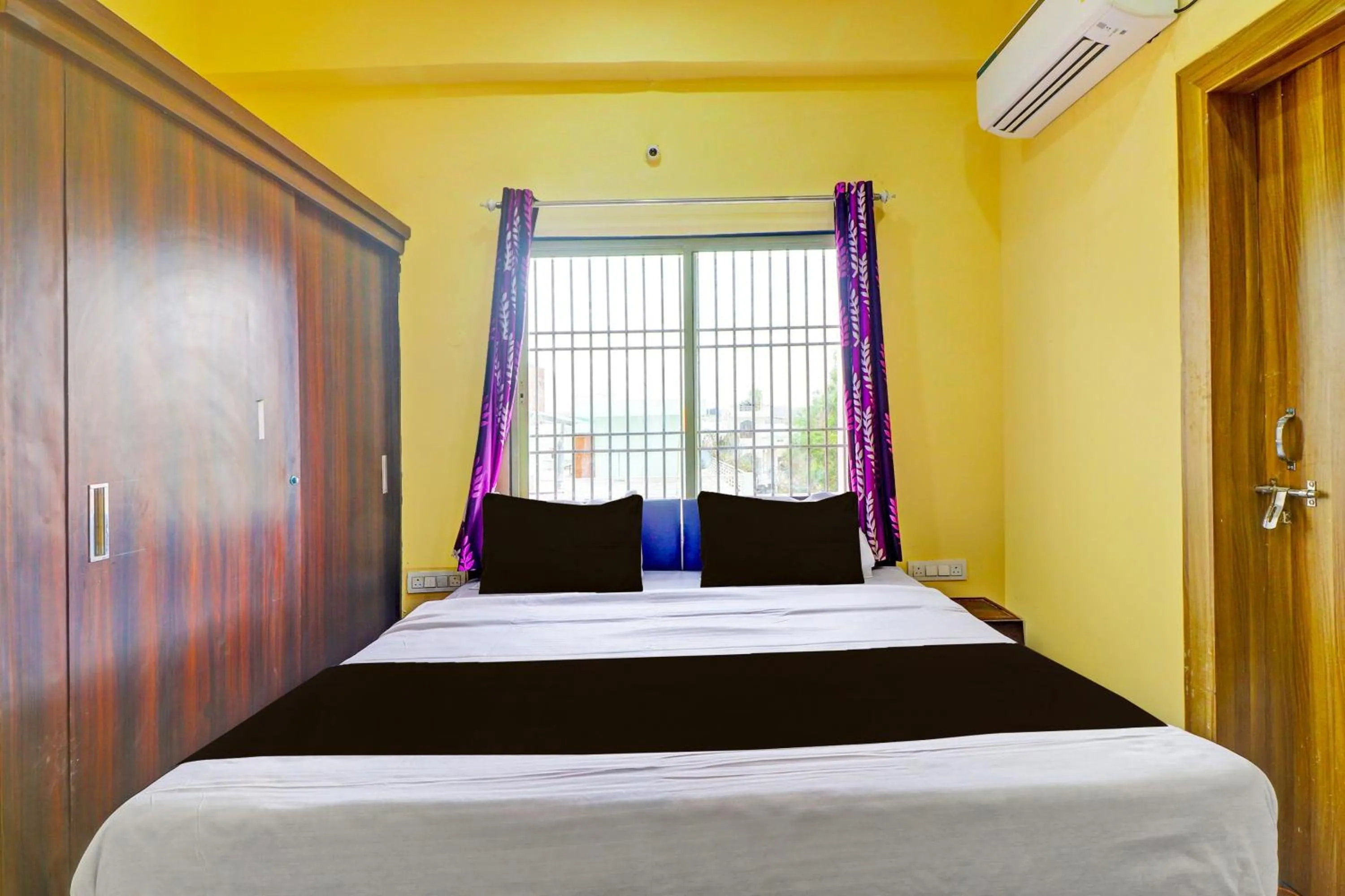 Bedroom in Hotel O Heaven Inn