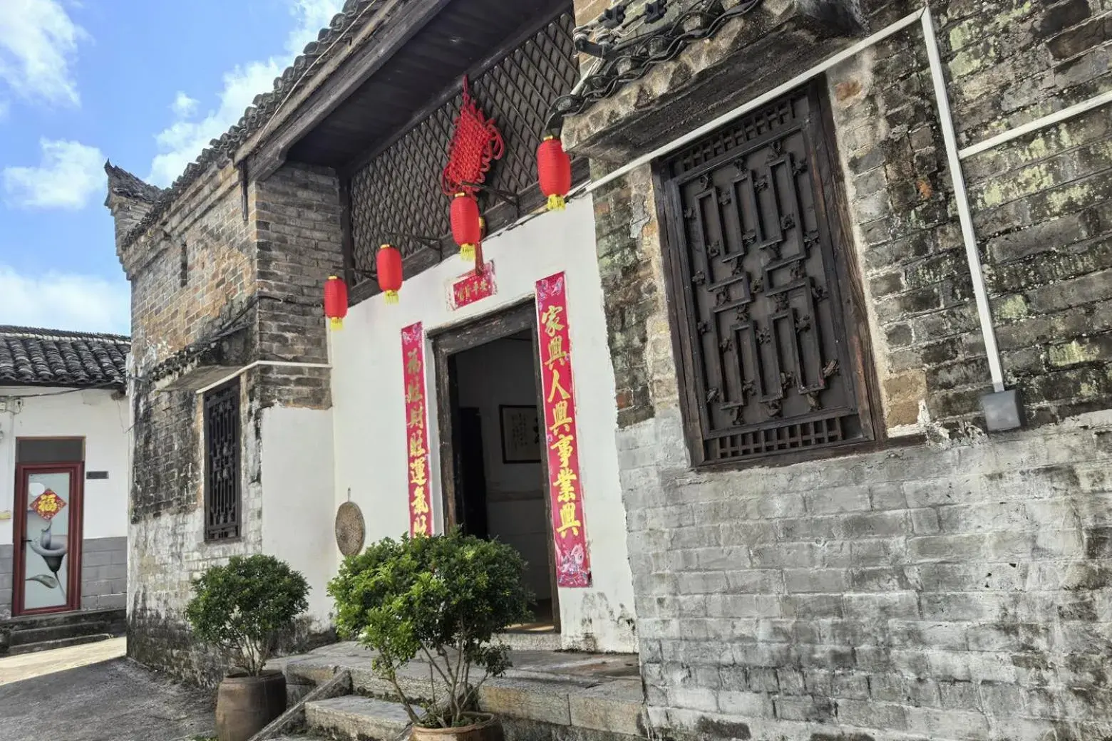 Queen Room in Yangshuo Loong Old House Queen Room in Yangshuo Loong Old House