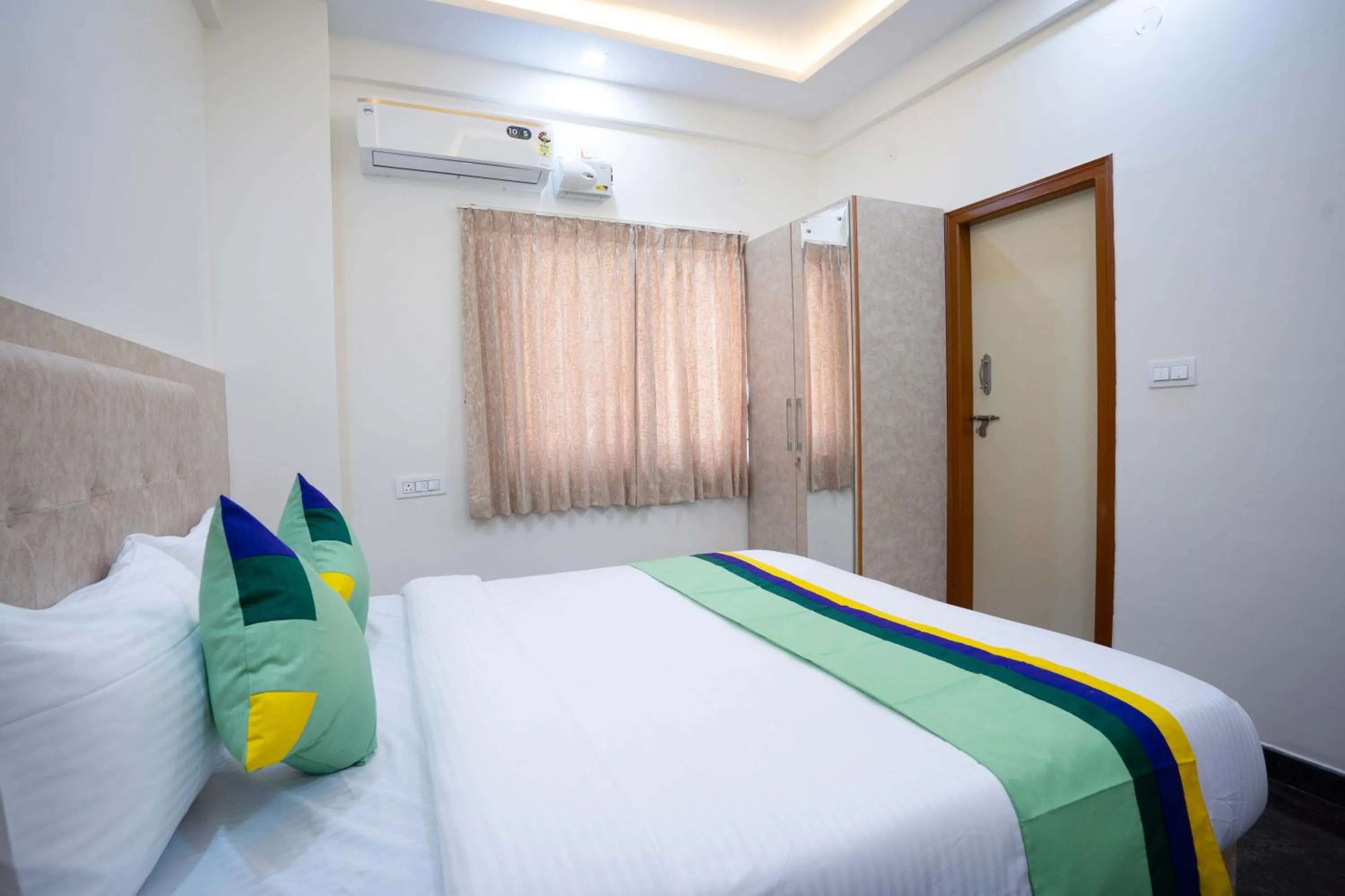 Bedroom, Bed in Treebo Galaxy Kings Suites, Hebbal