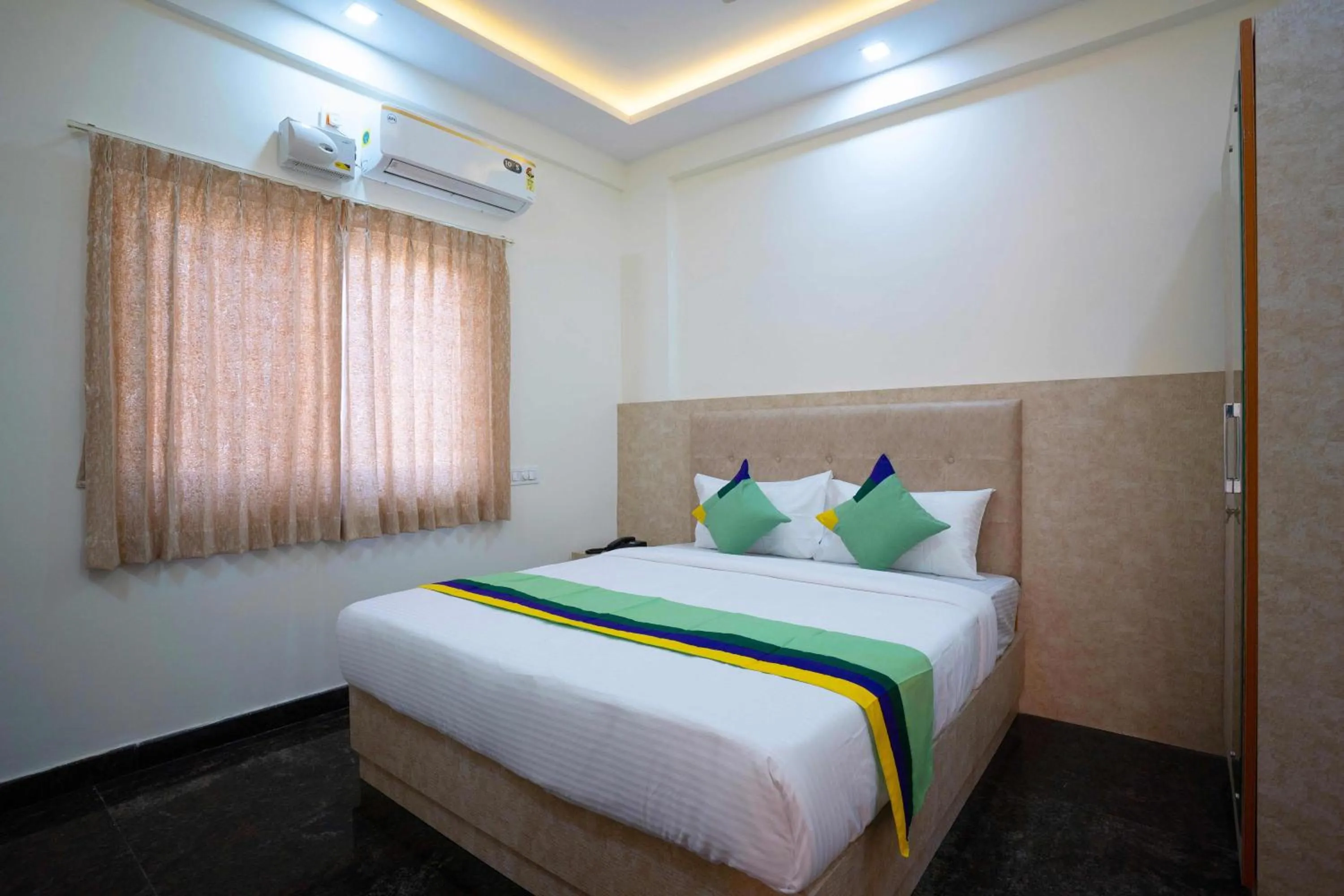 Bedroom, Bed in Treebo Galaxy Kings Suites, Hebbal