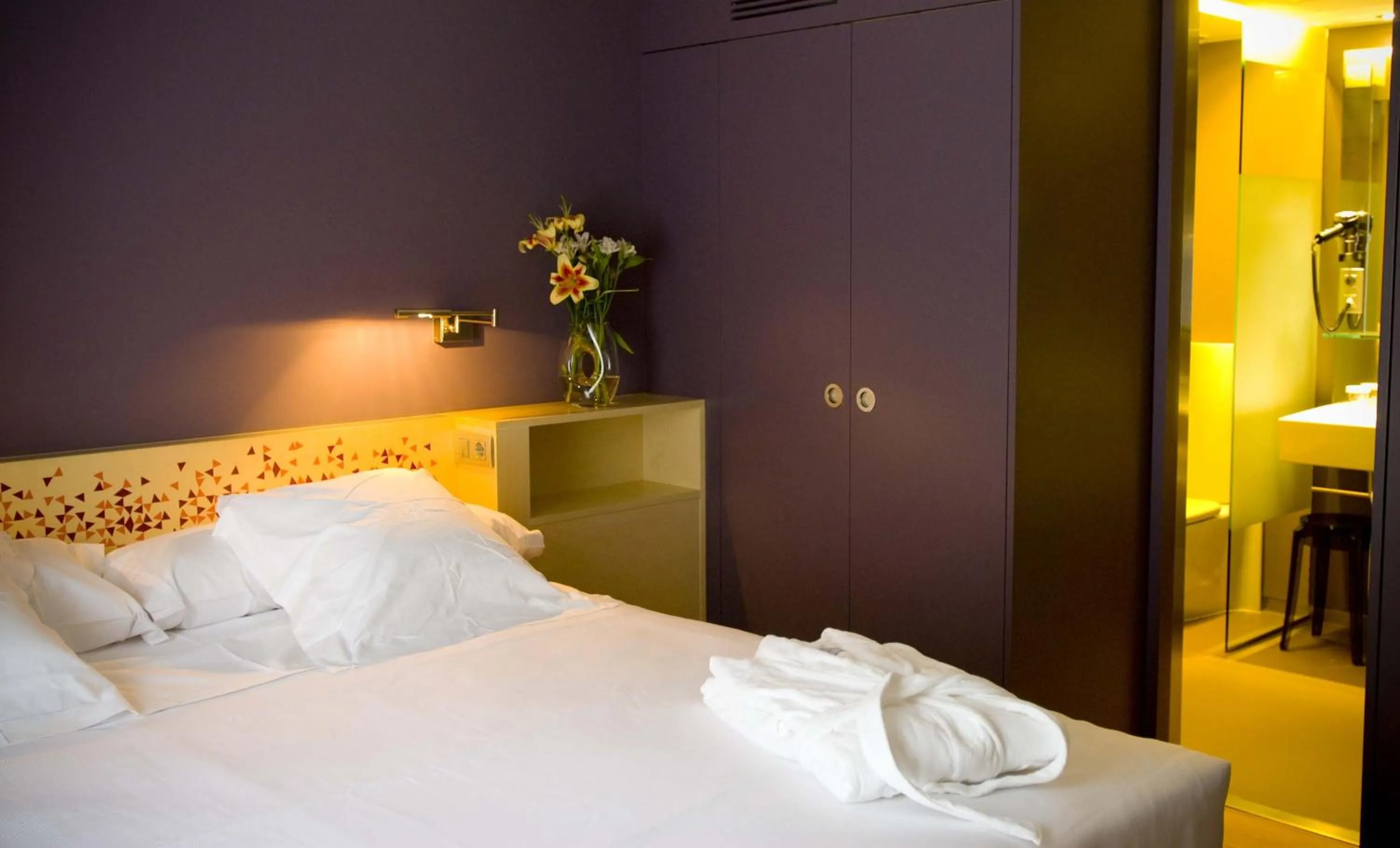 Photo of the whole room, Bed in Hotel Continental Balneario de Panticosa