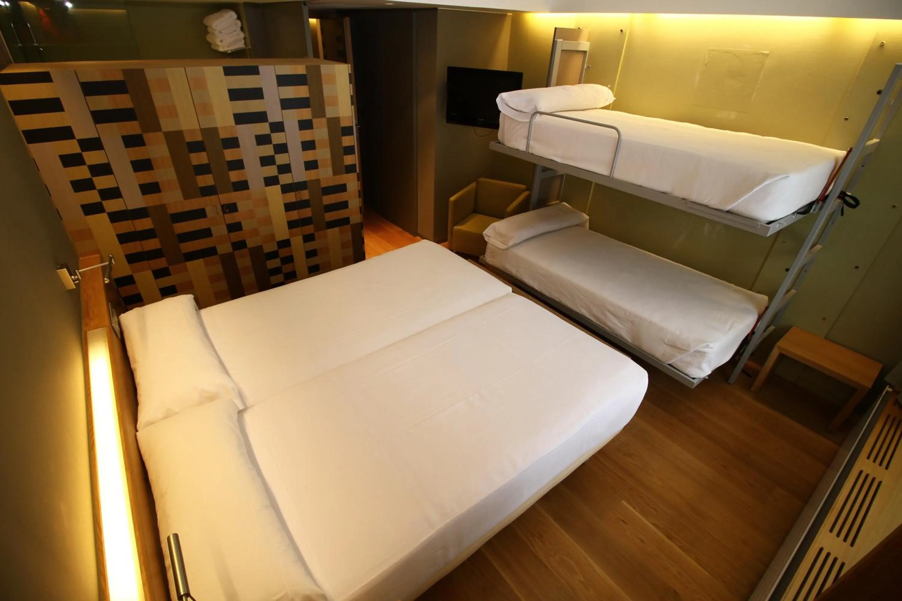 Photo of the whole room, Bed in Hotel Continental Balneario de Panticosa