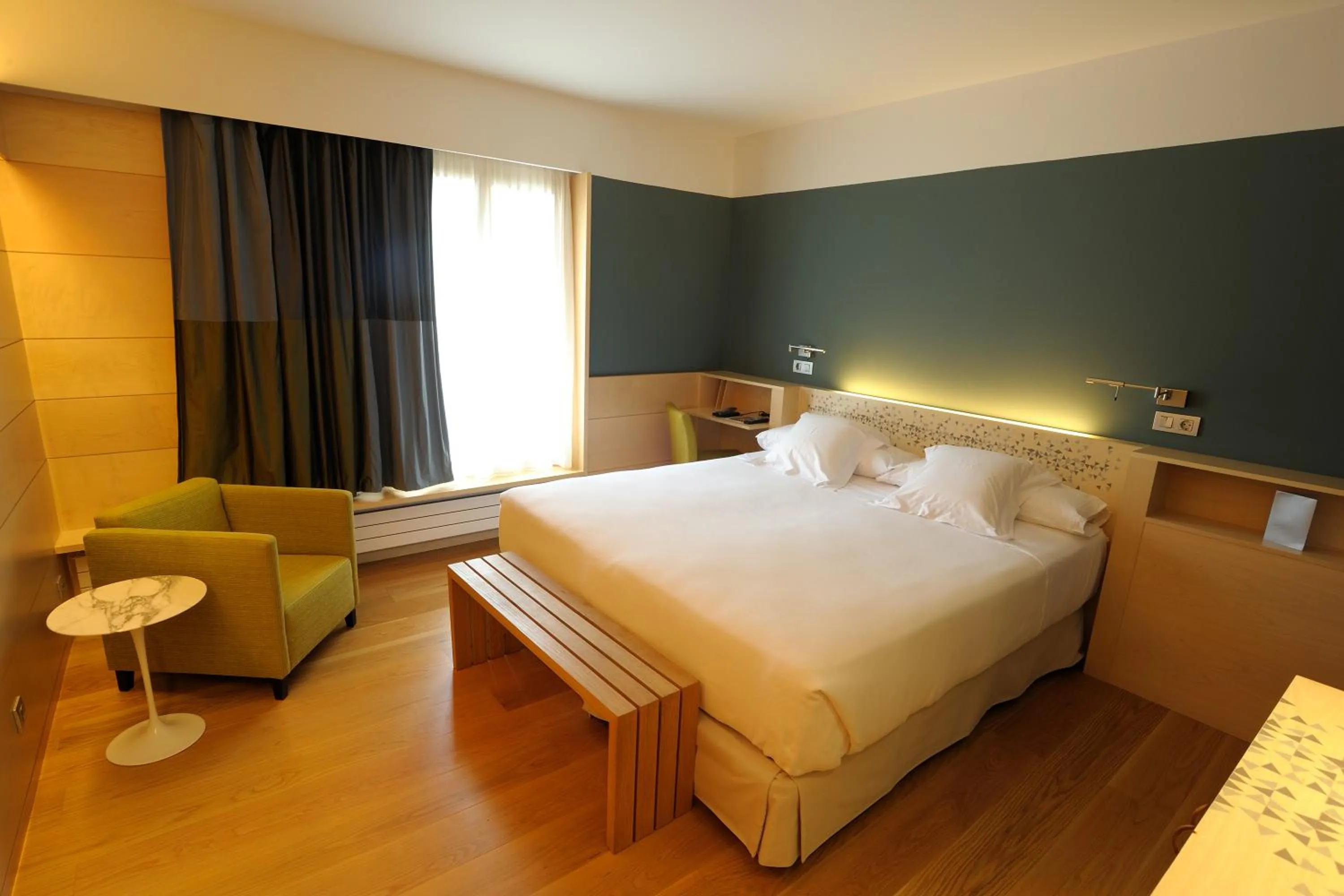 Photo of the whole room, Bed in Hotel Continental Balneario de Panticosa