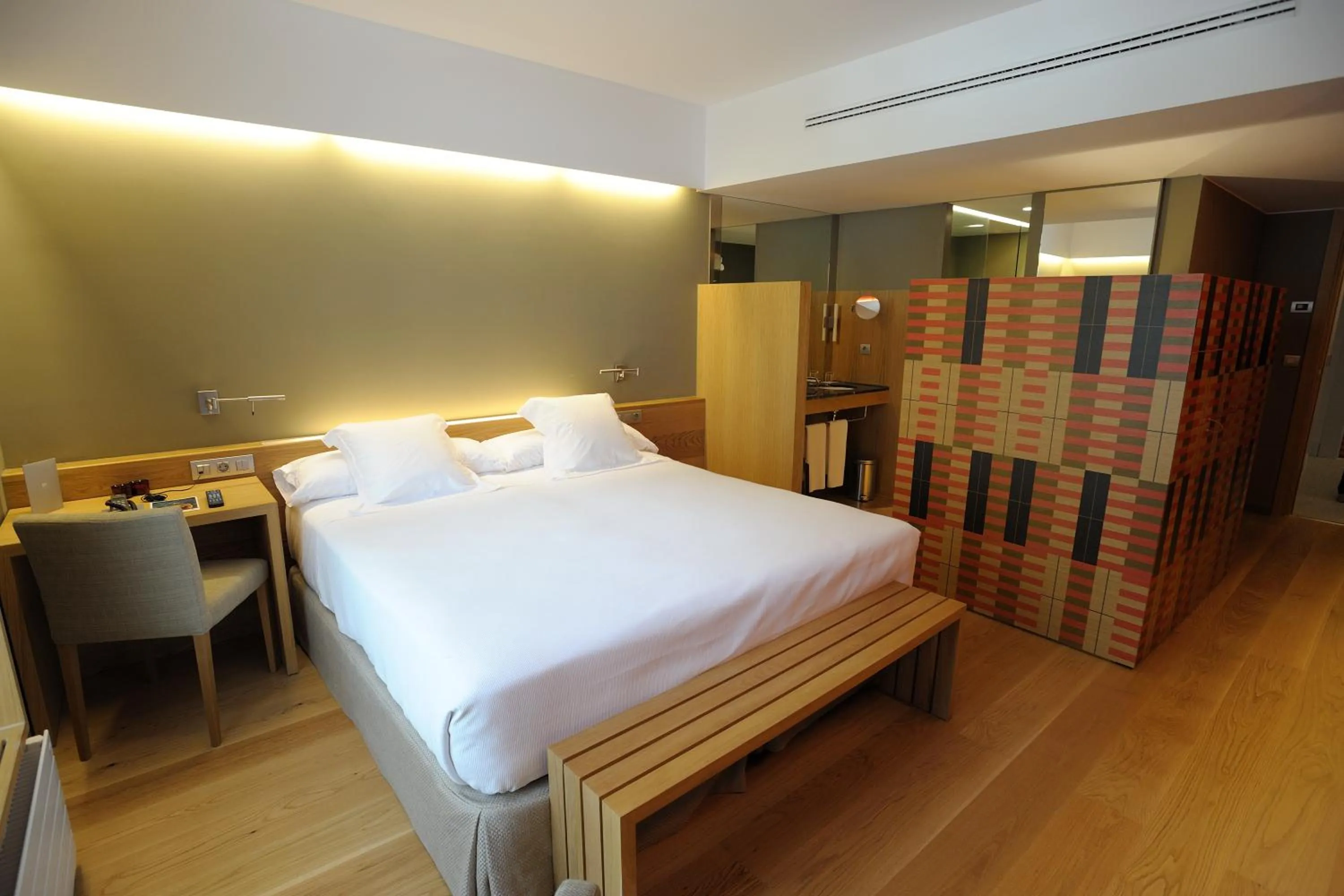 Photo of the whole room, Bed in Hotel Continental Balneario de Panticosa