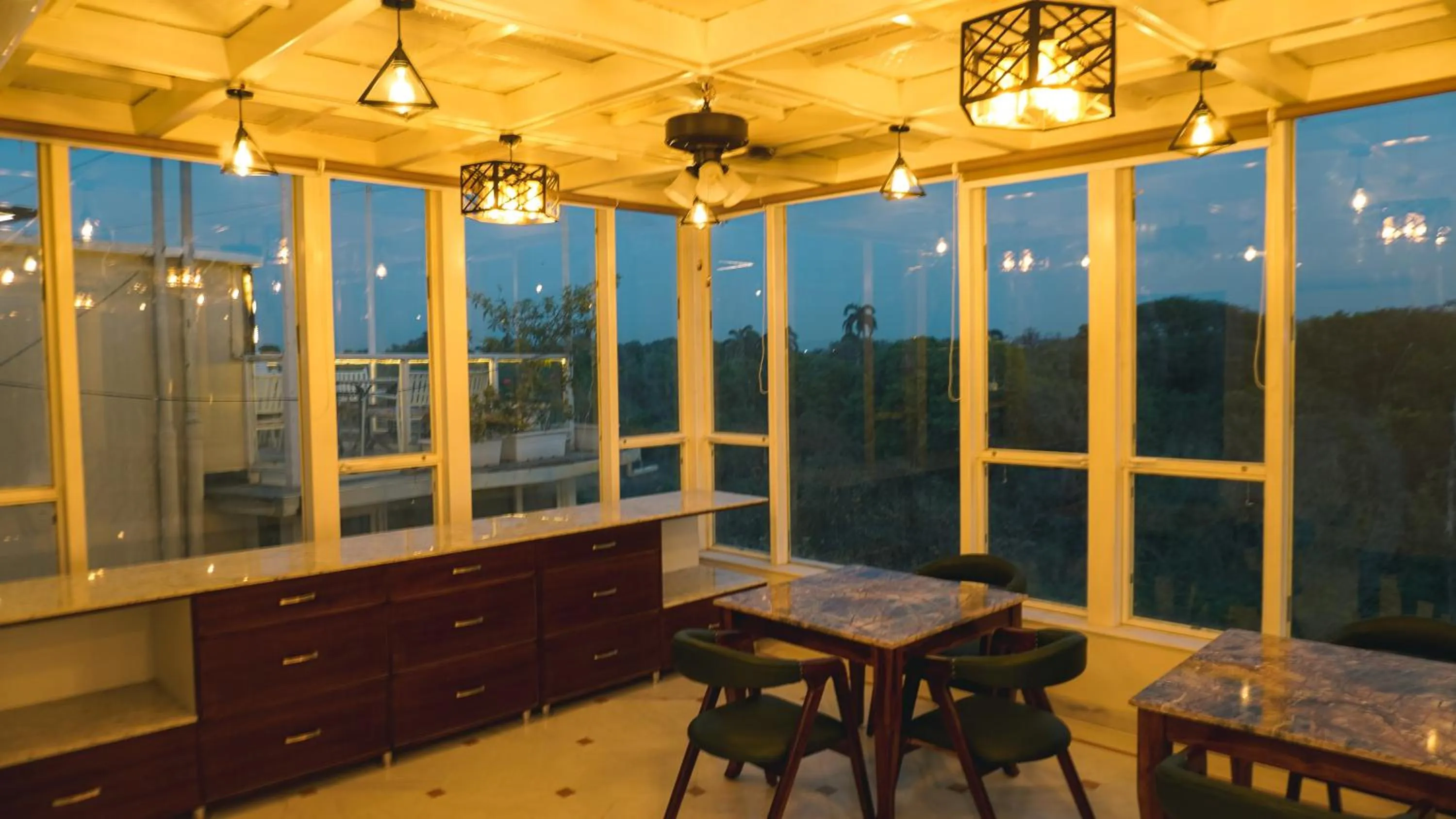 Restaurant/places to eat in Hotel Naren Villa