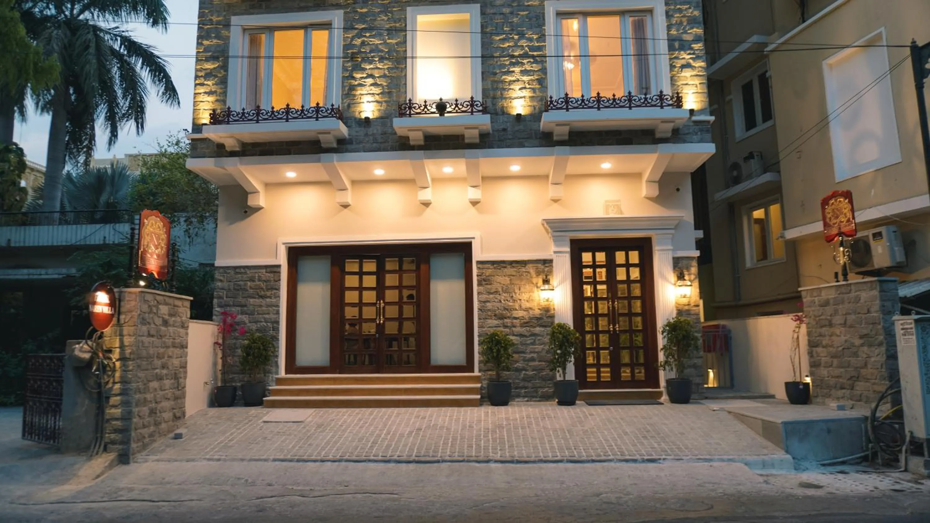 Property building in Hotel Naren Villa