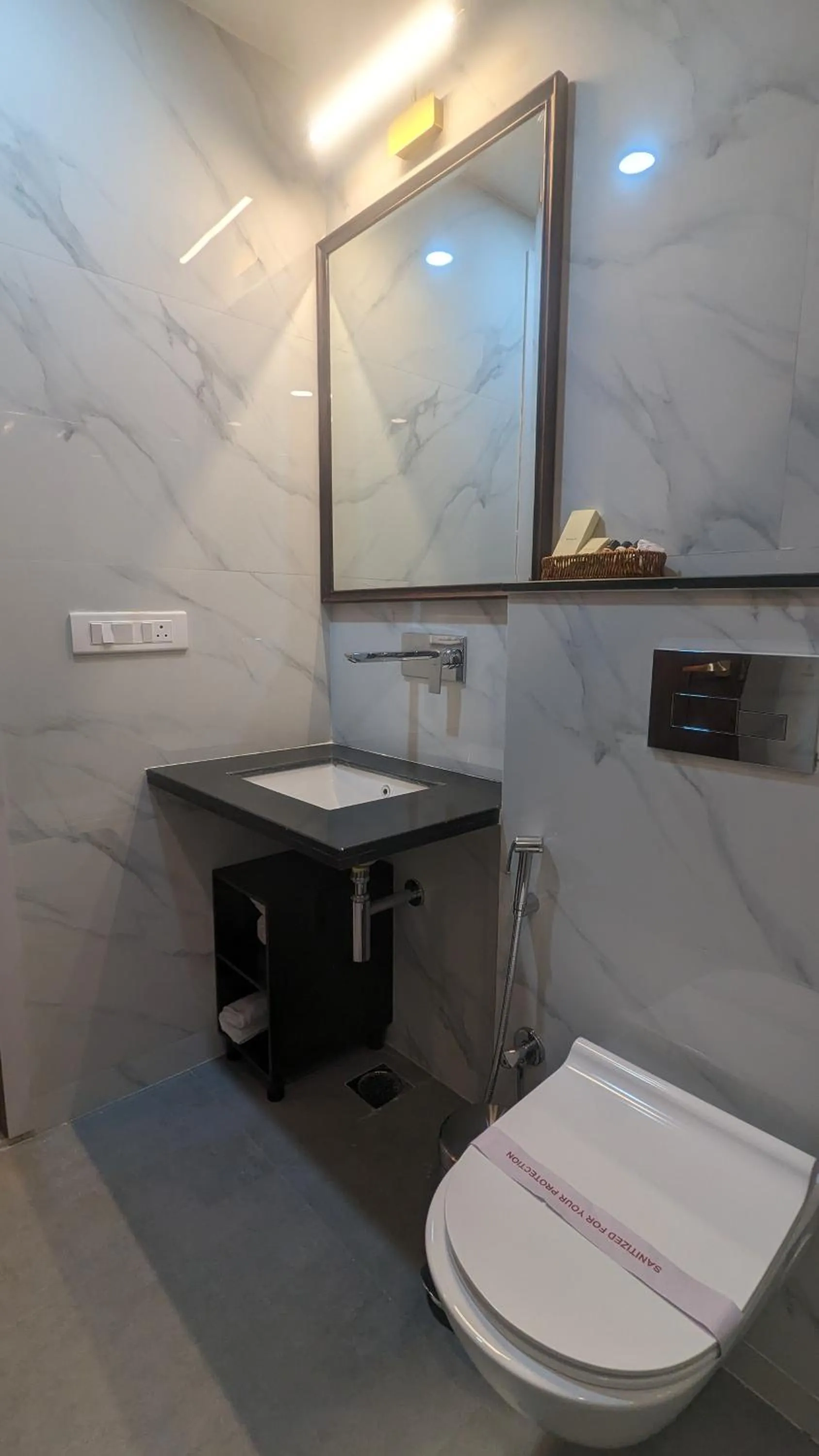 Toilet in Hotel Naren Villa