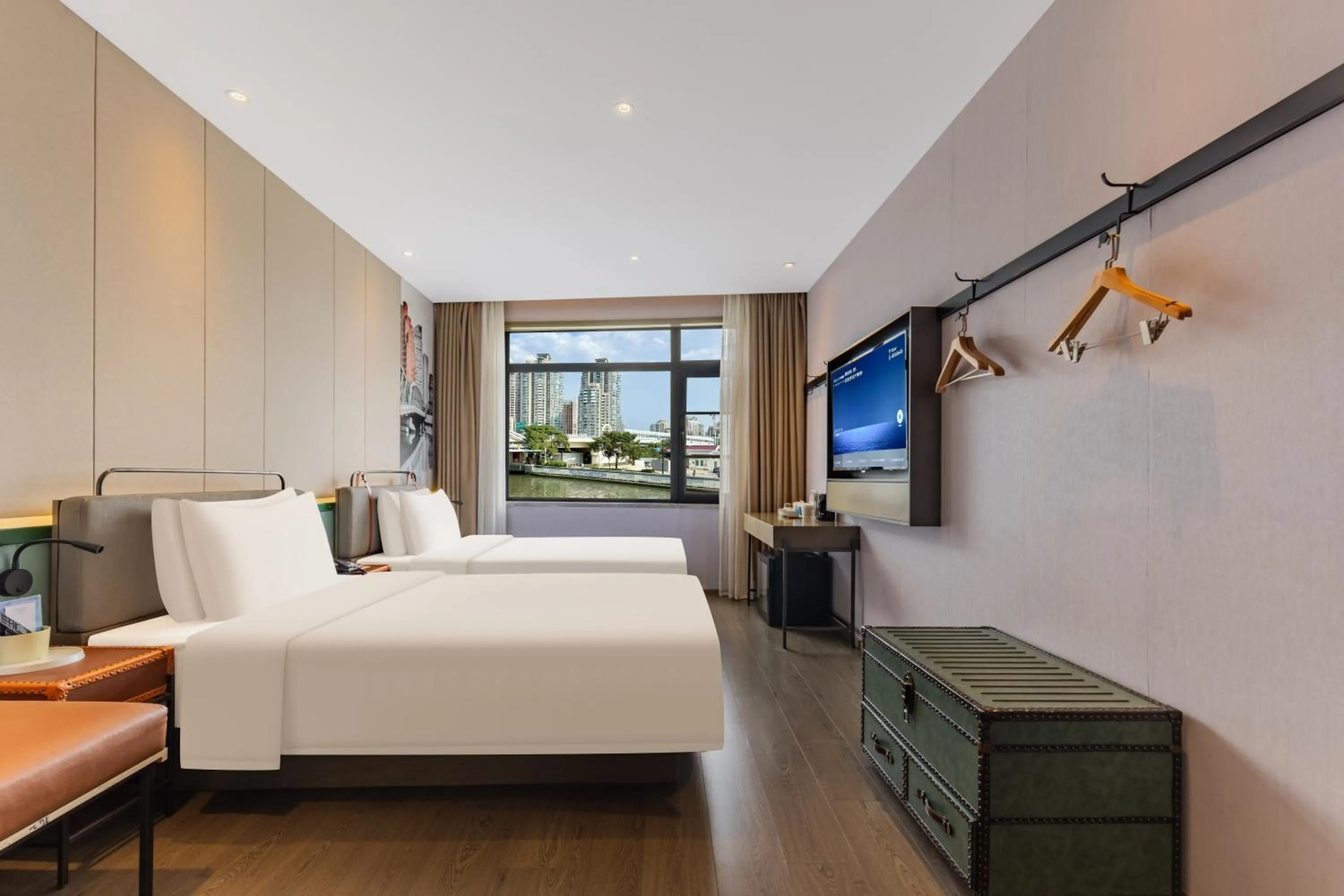 Photo of the whole room, Bed in Atour Light Hotel Shanghai Jing'an Natural History Museum, Suzhou River Bank