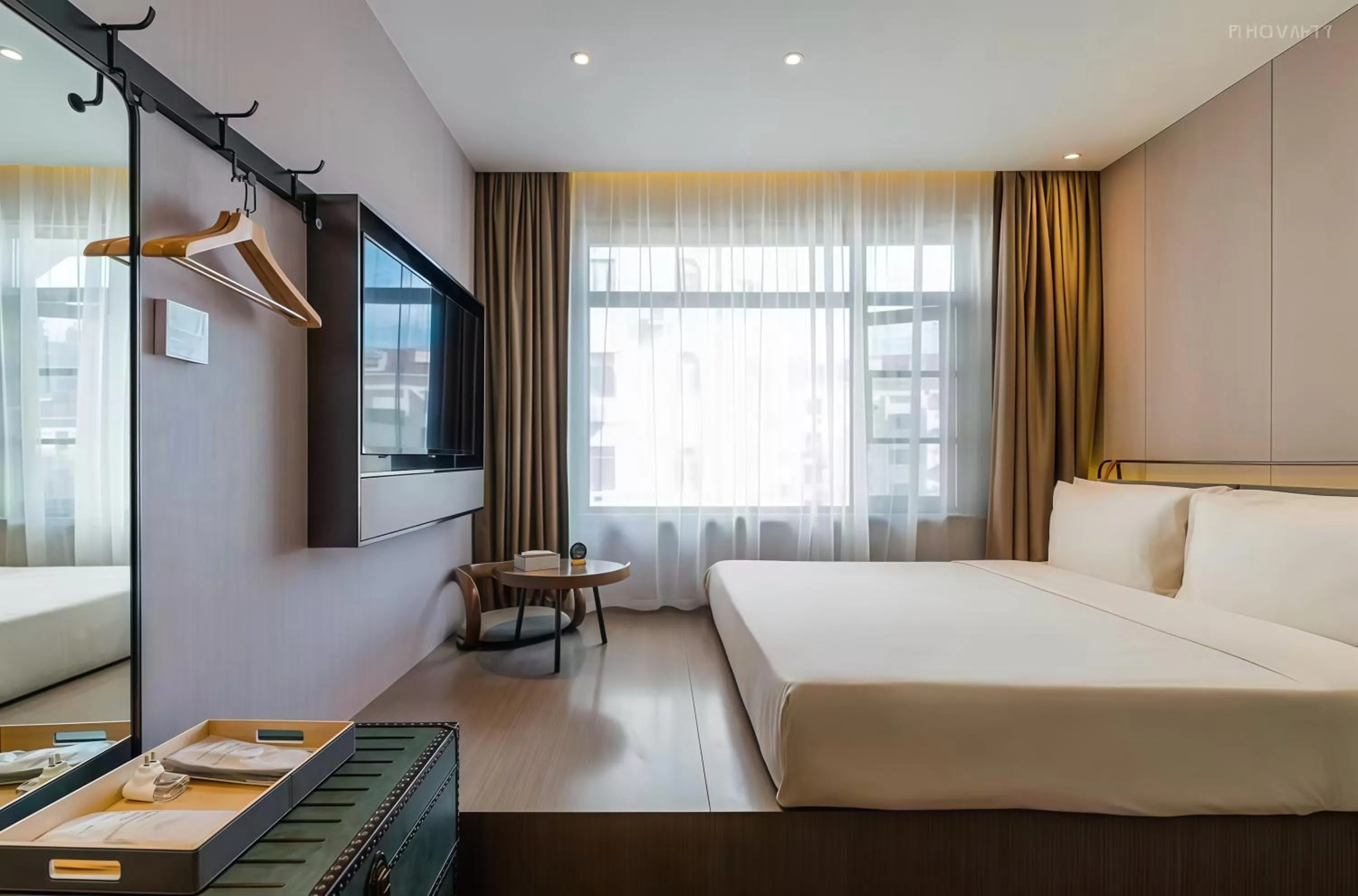 Property building, Bed in Atour Light Hotel Shanghai Jing'an Natural History Museum, Suzhou River Bank