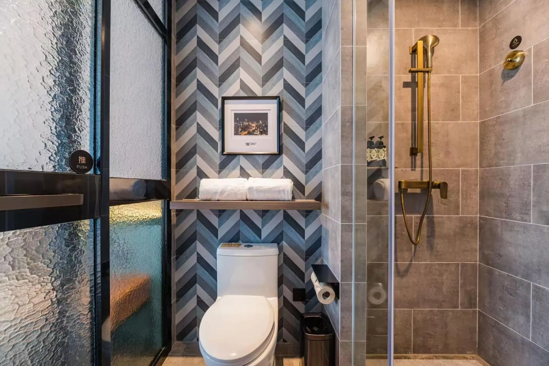 Toilet in Atour Light Hotel Shanghai Jing'an Natural History Museum, Suzhou River Bank