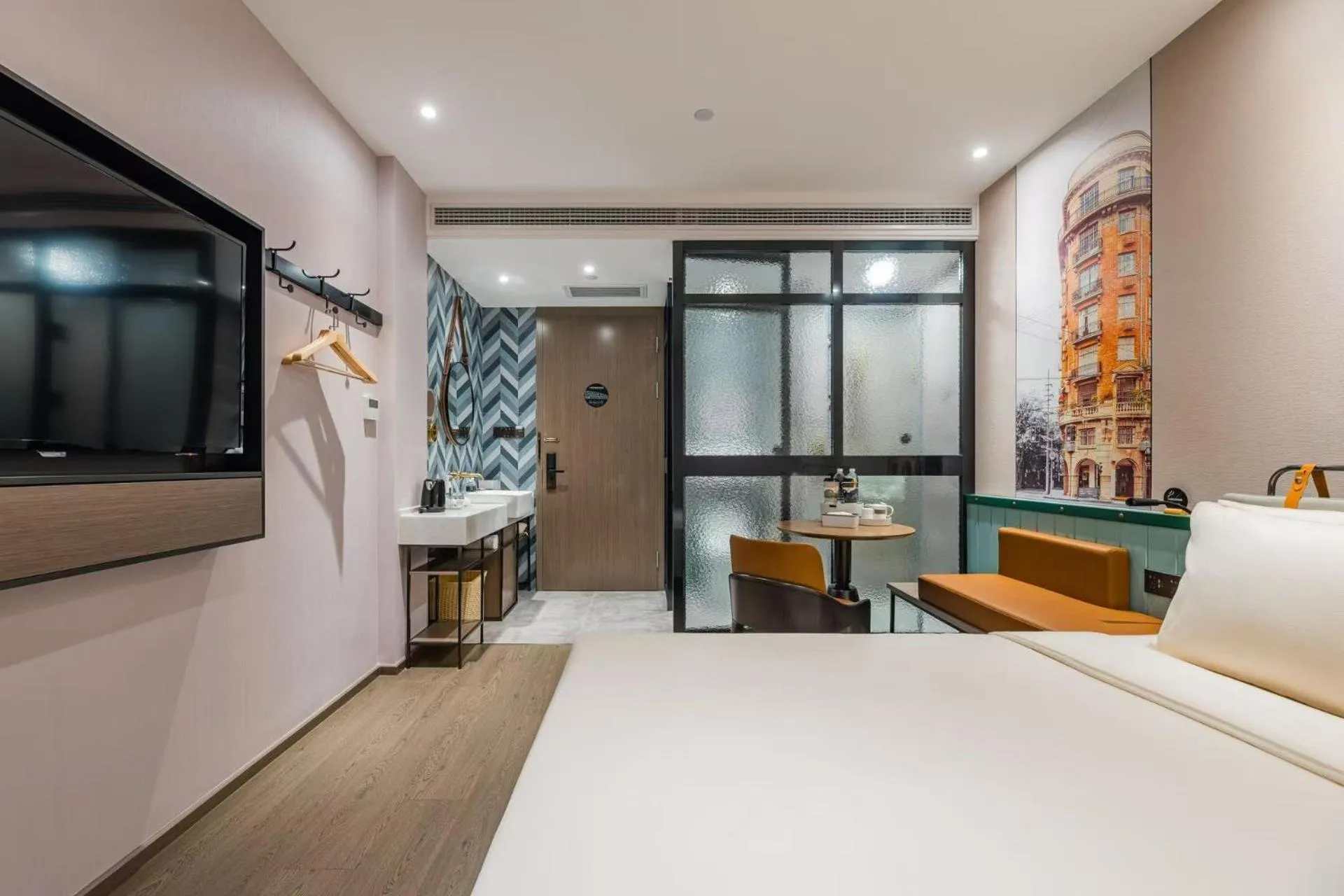 Photo of the whole room, Bed in Atour Light Hotel Shanghai Jing'an Natural History Museum, Suzhou River Bank