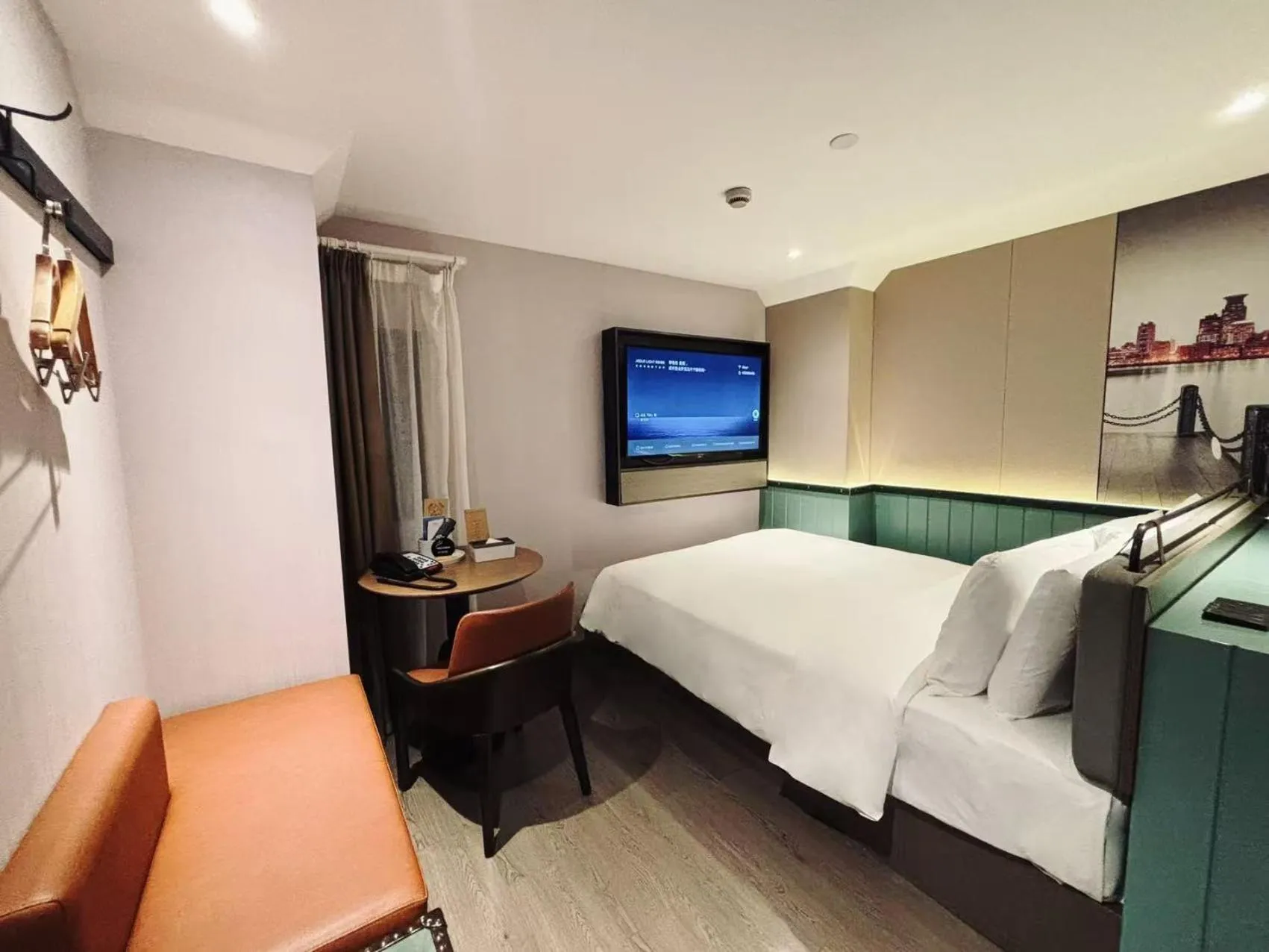 Bed in Atour Light Hotel Shanghai Jing'an Natural History Museum, Suzhou River Bank