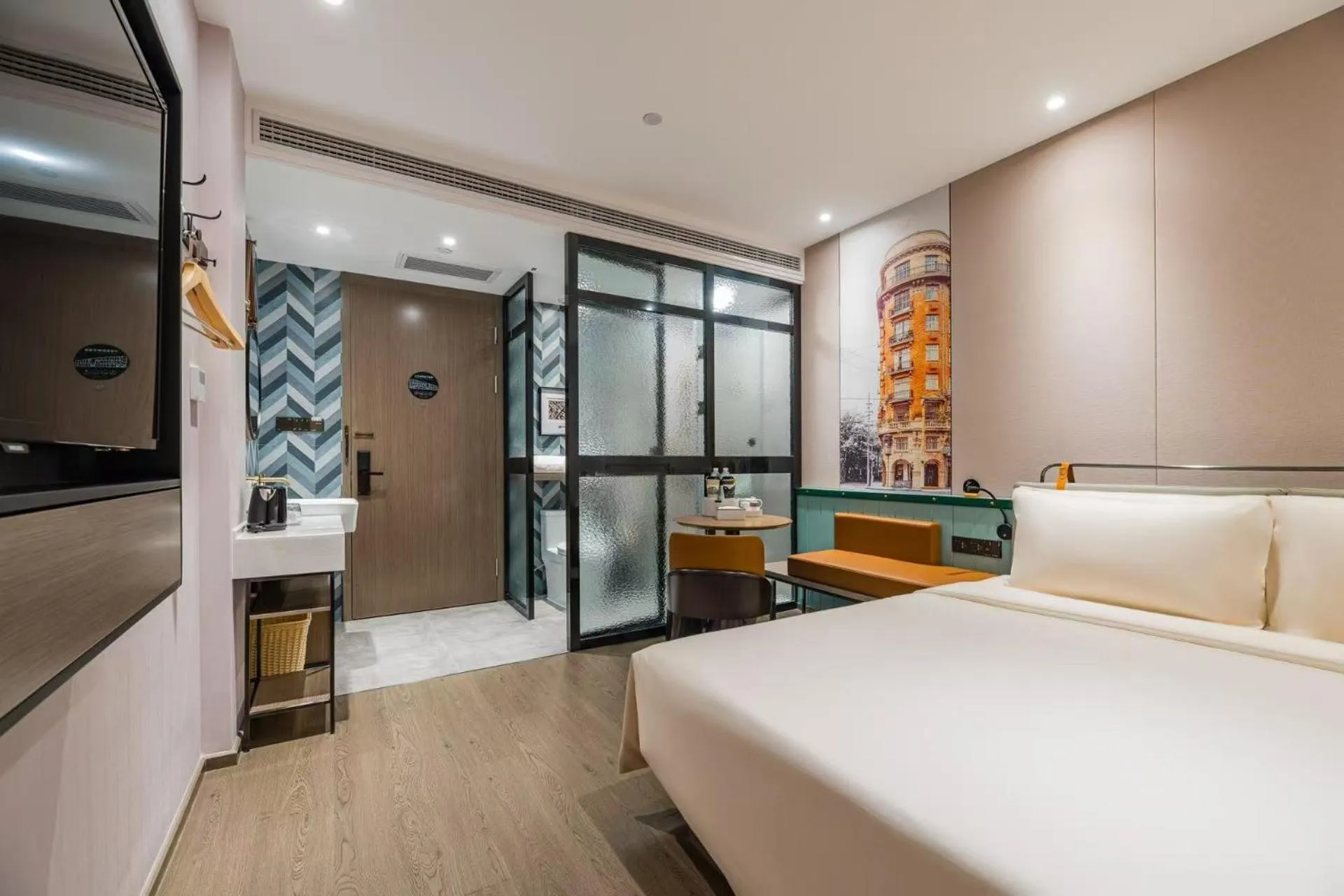 Bathroom, Bed in Atour Light Hotel Shanghai Jing'an Natural History Museum, Suzhou River Bank