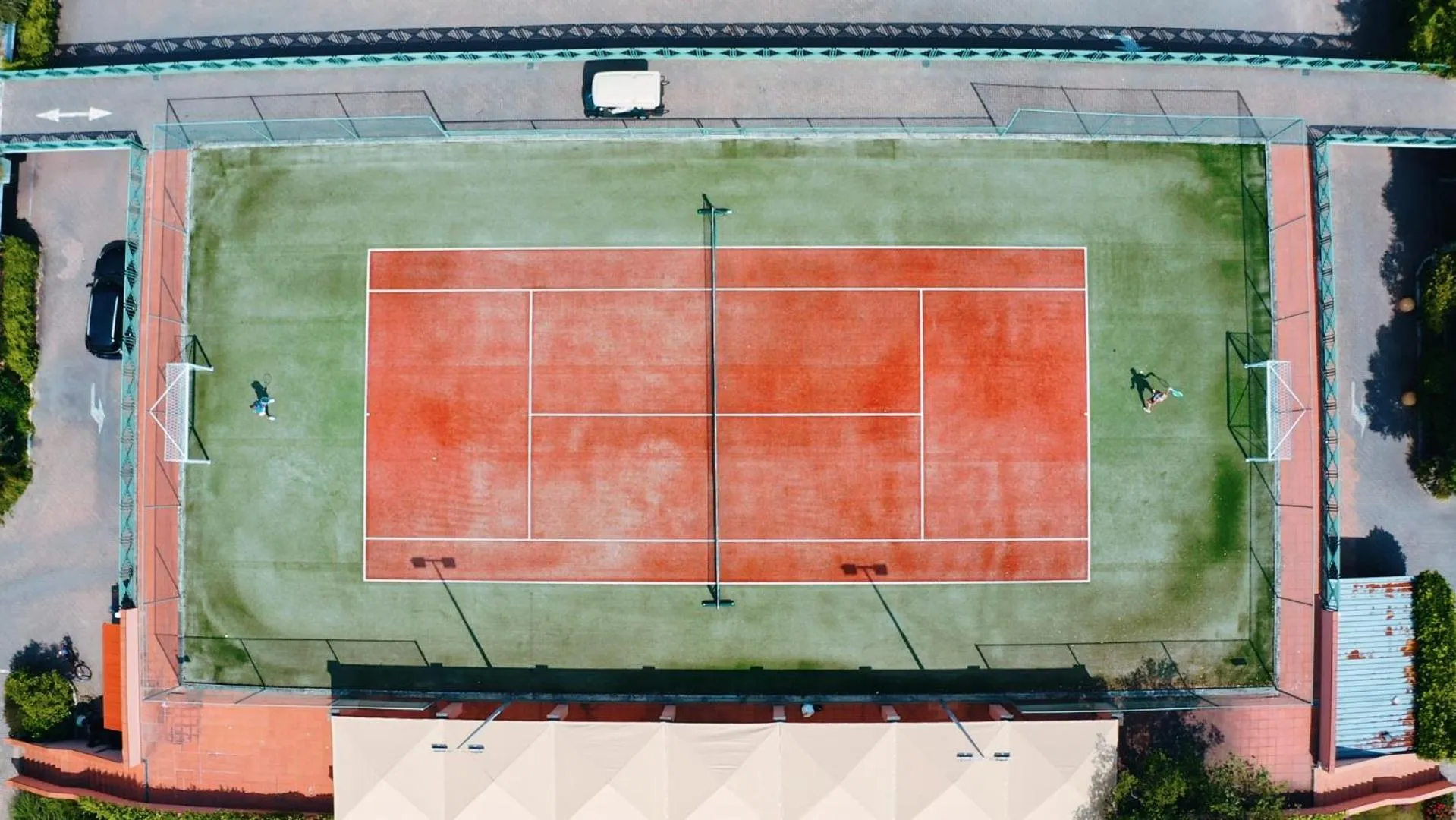 Tennis court in Porto Lotti Suite Hotel