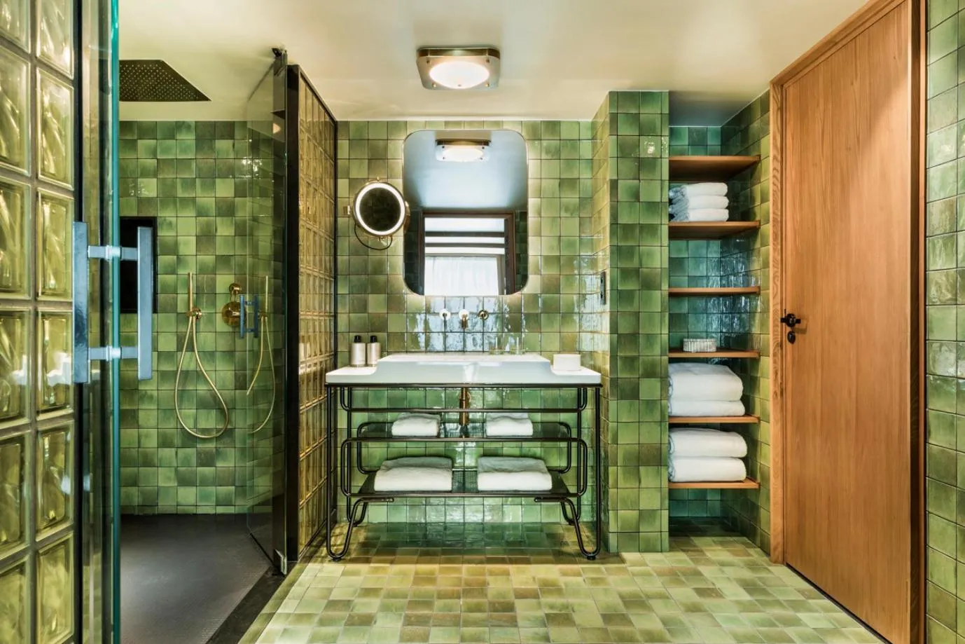 Shower in La Fondation