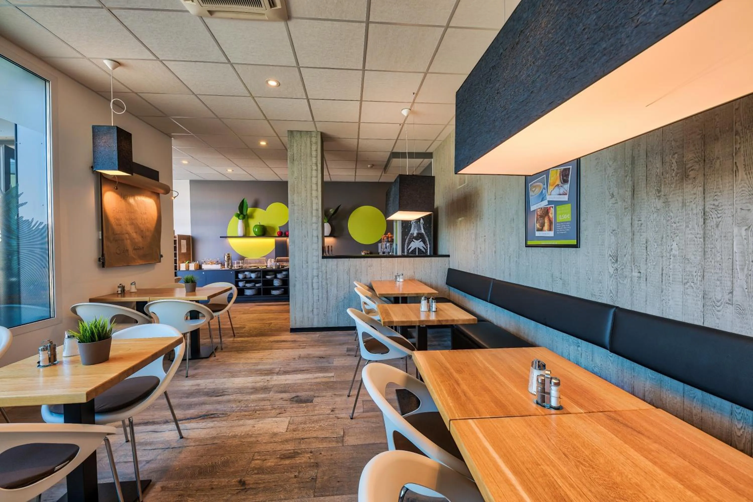 Restaurant/places to eat in Economy-Hotel