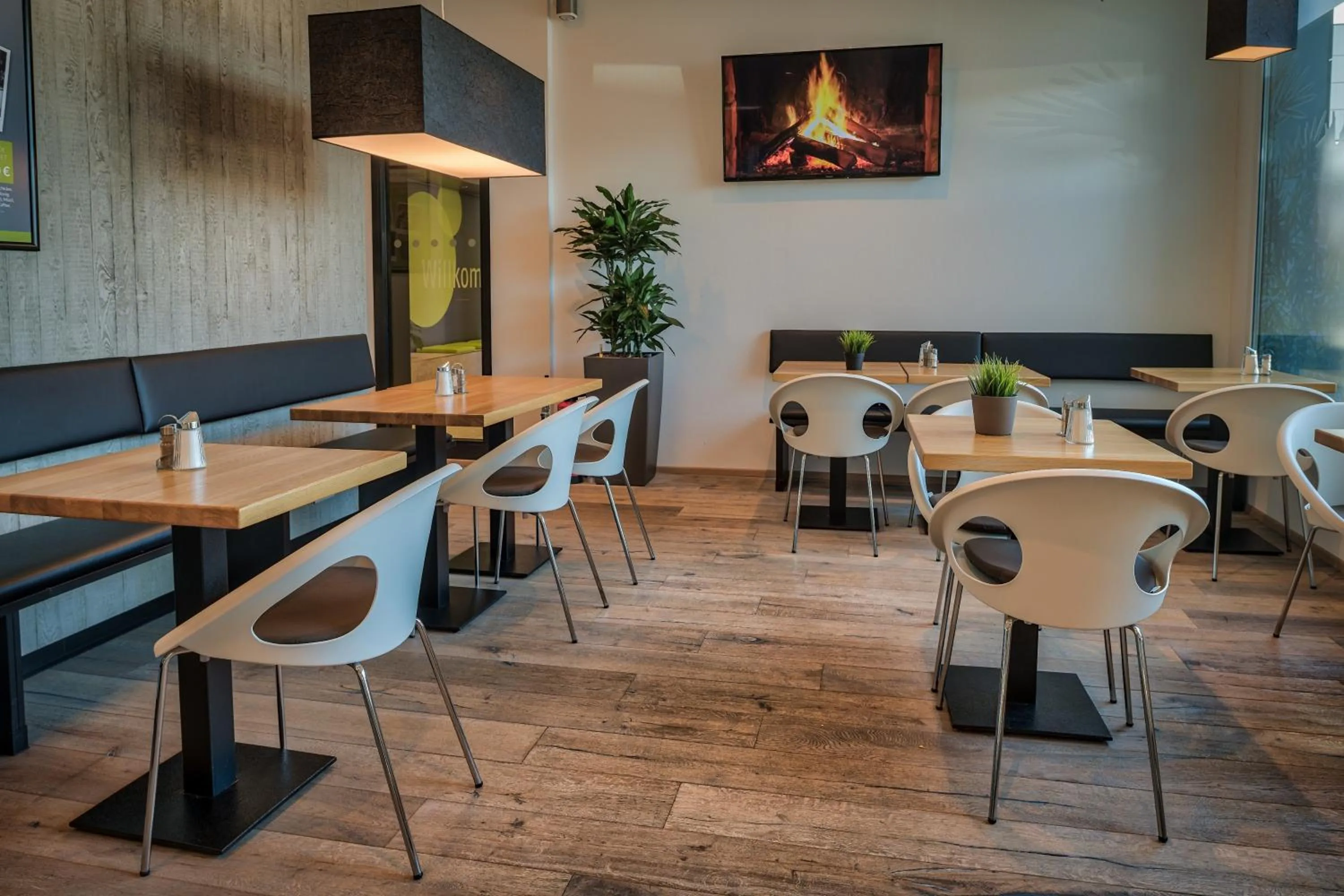 Restaurant/places to eat in Economy-Hotel