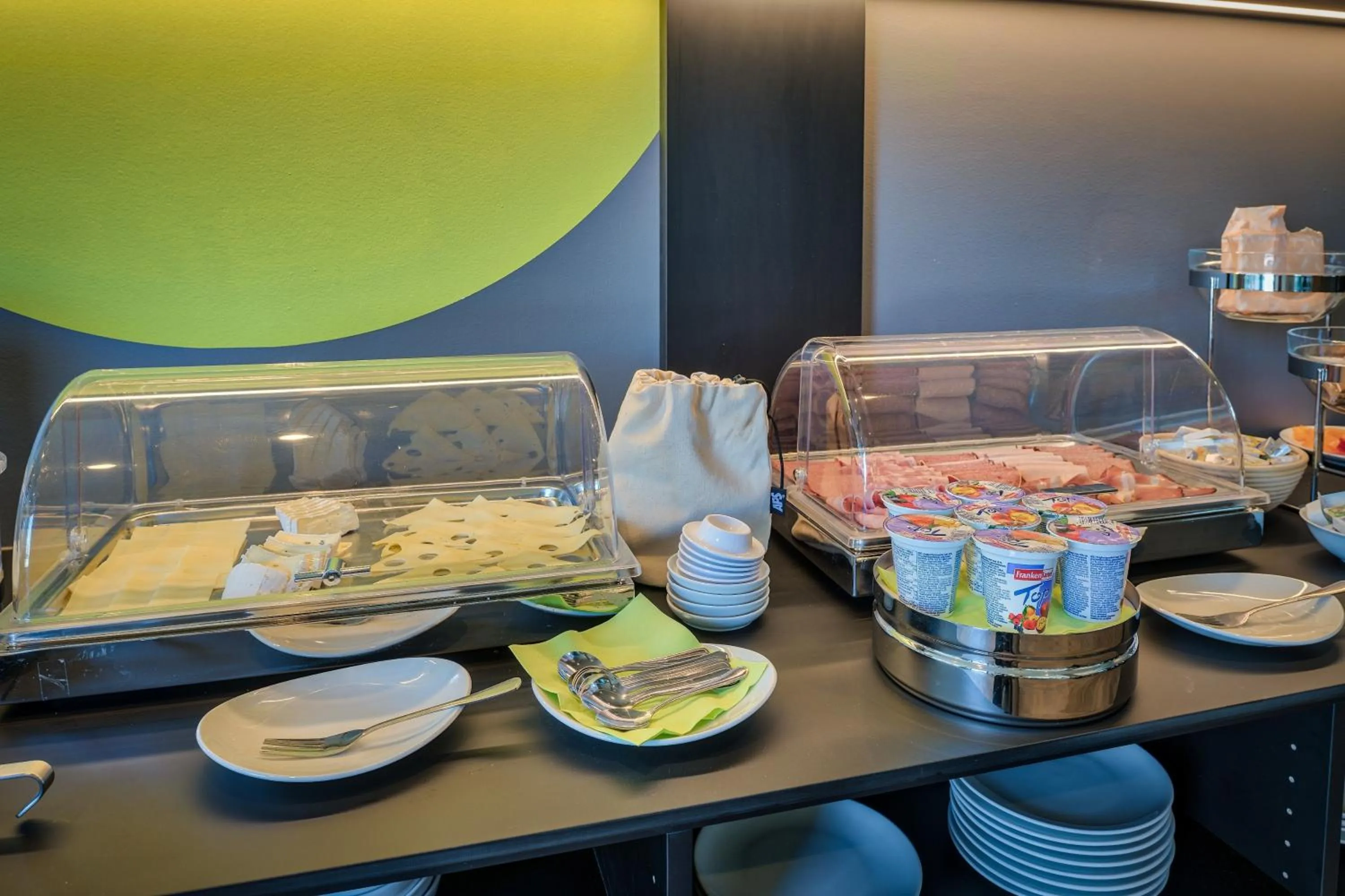 Buffet breakfast in Economy-Hotel