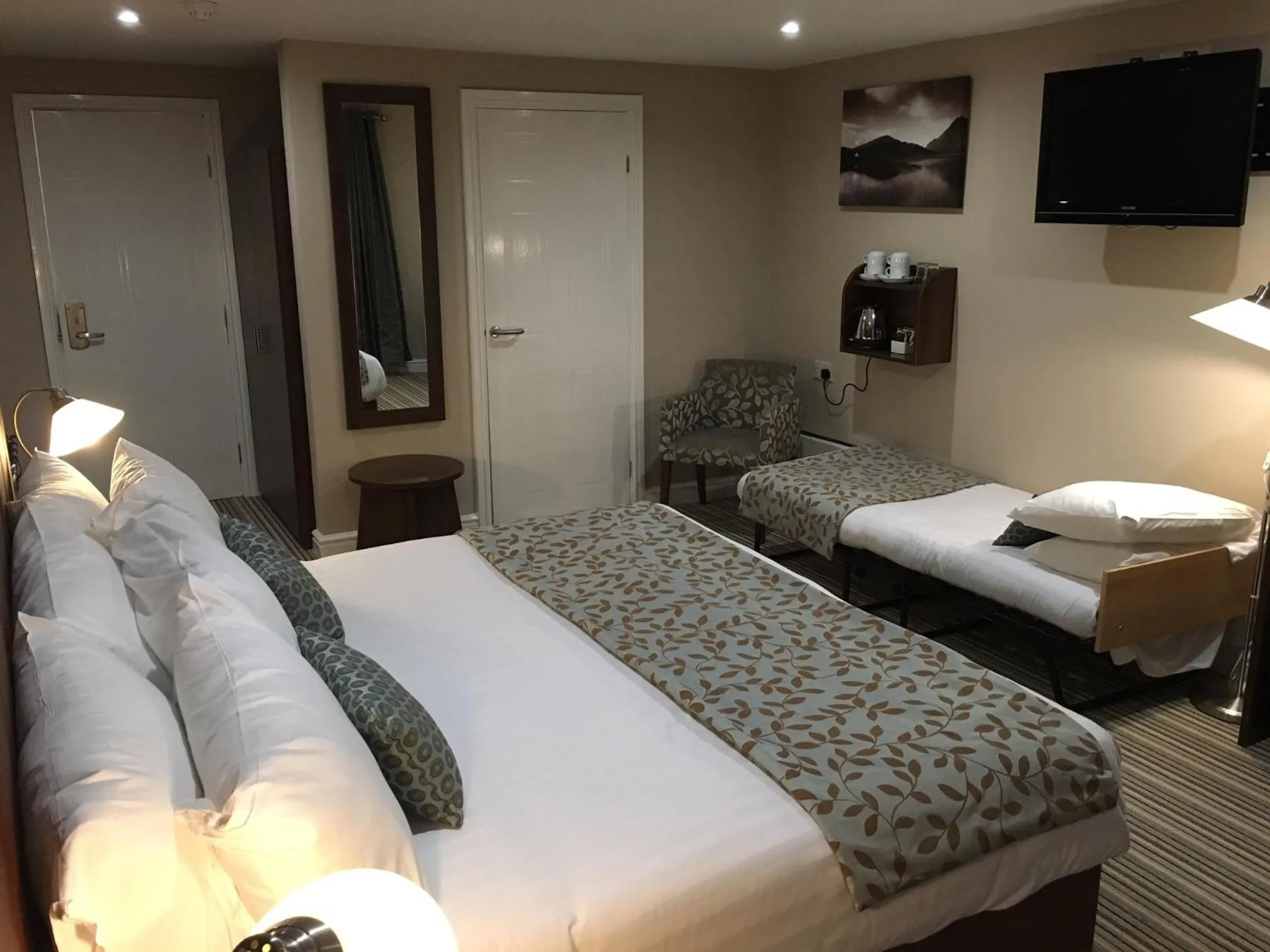 Bedroom, Bed in Twin Oaks Hotel