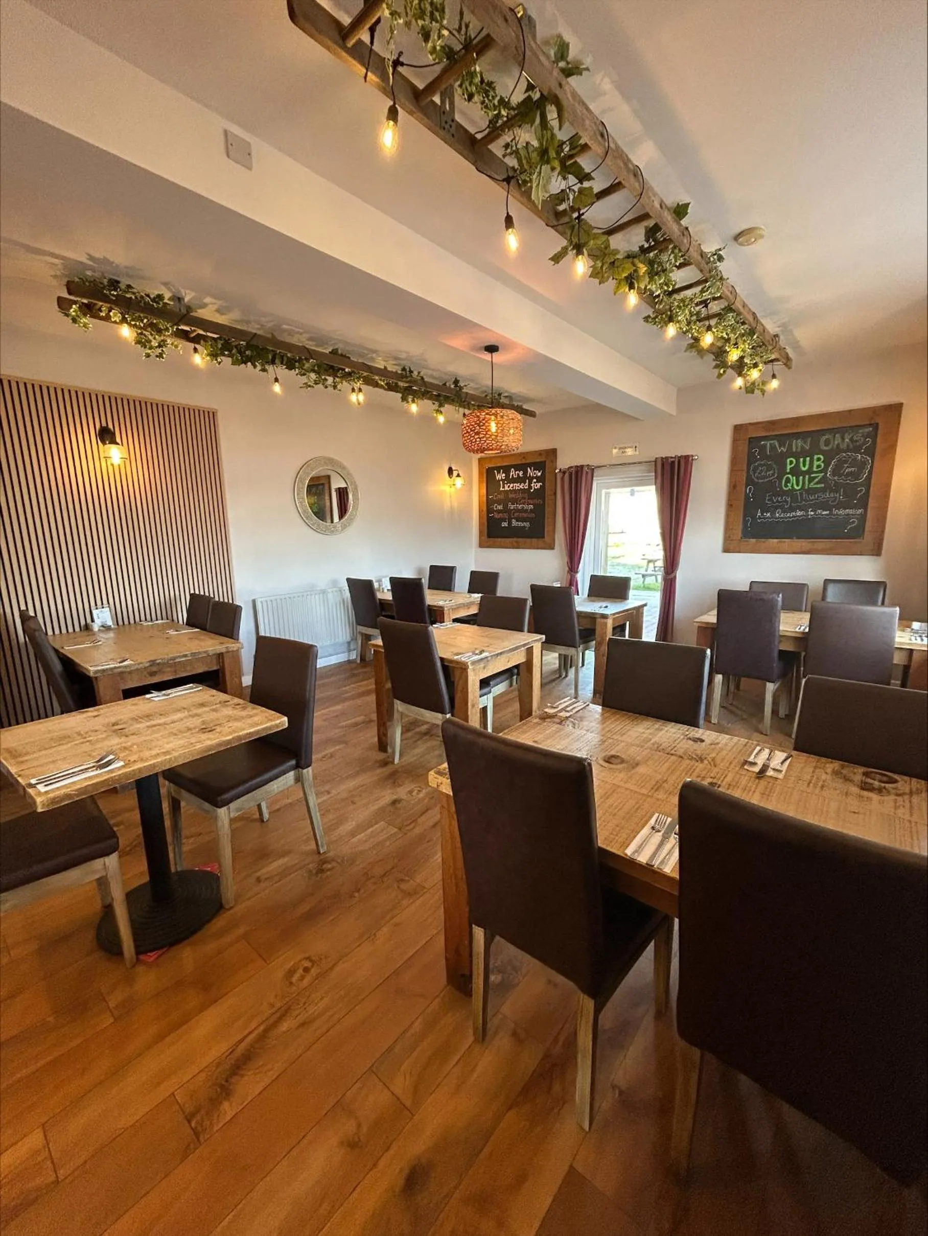 Restaurant/places to eat in Twin Oaks Hotel