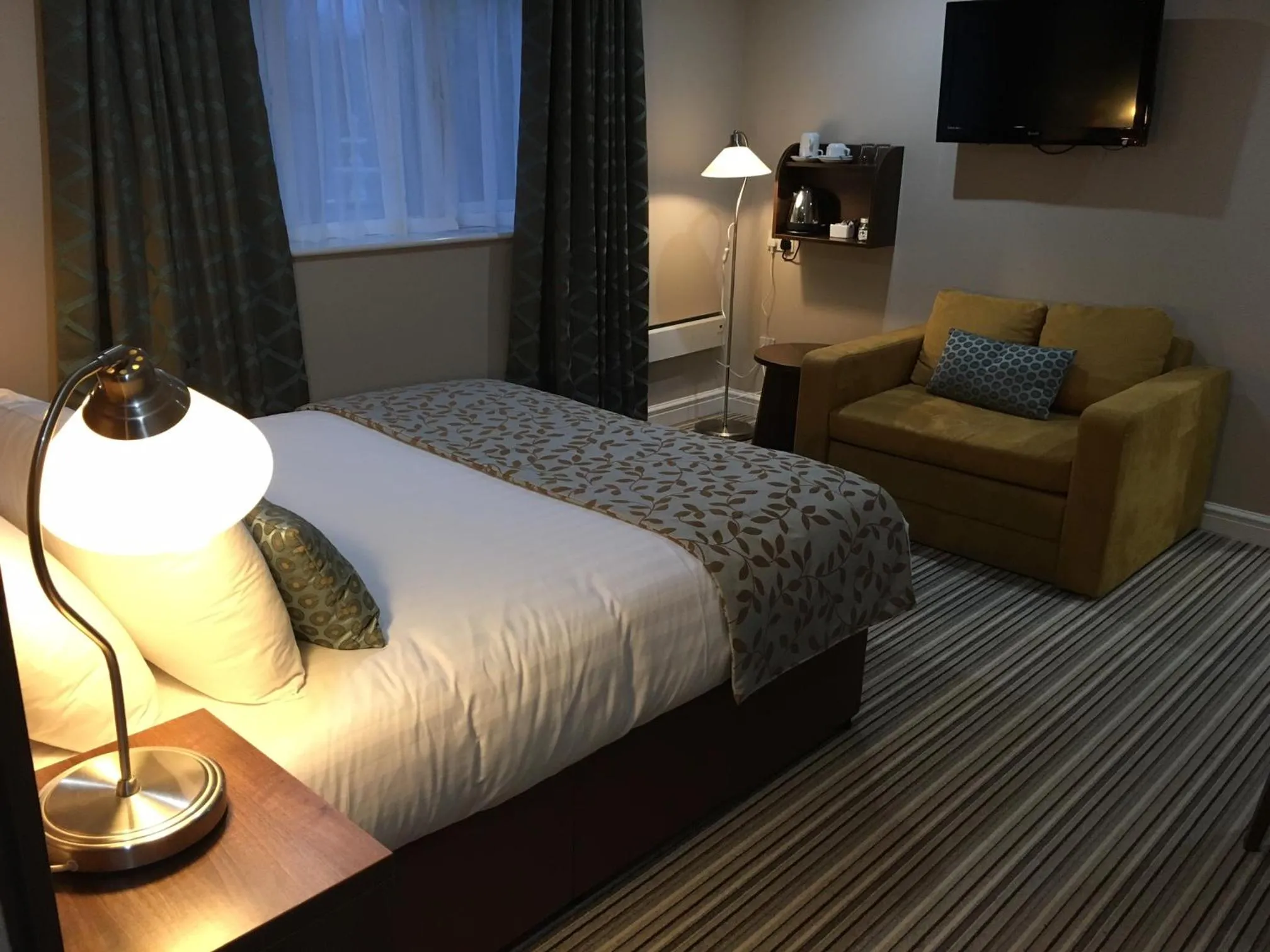 Bedroom, Bed in Twin Oaks Hotel