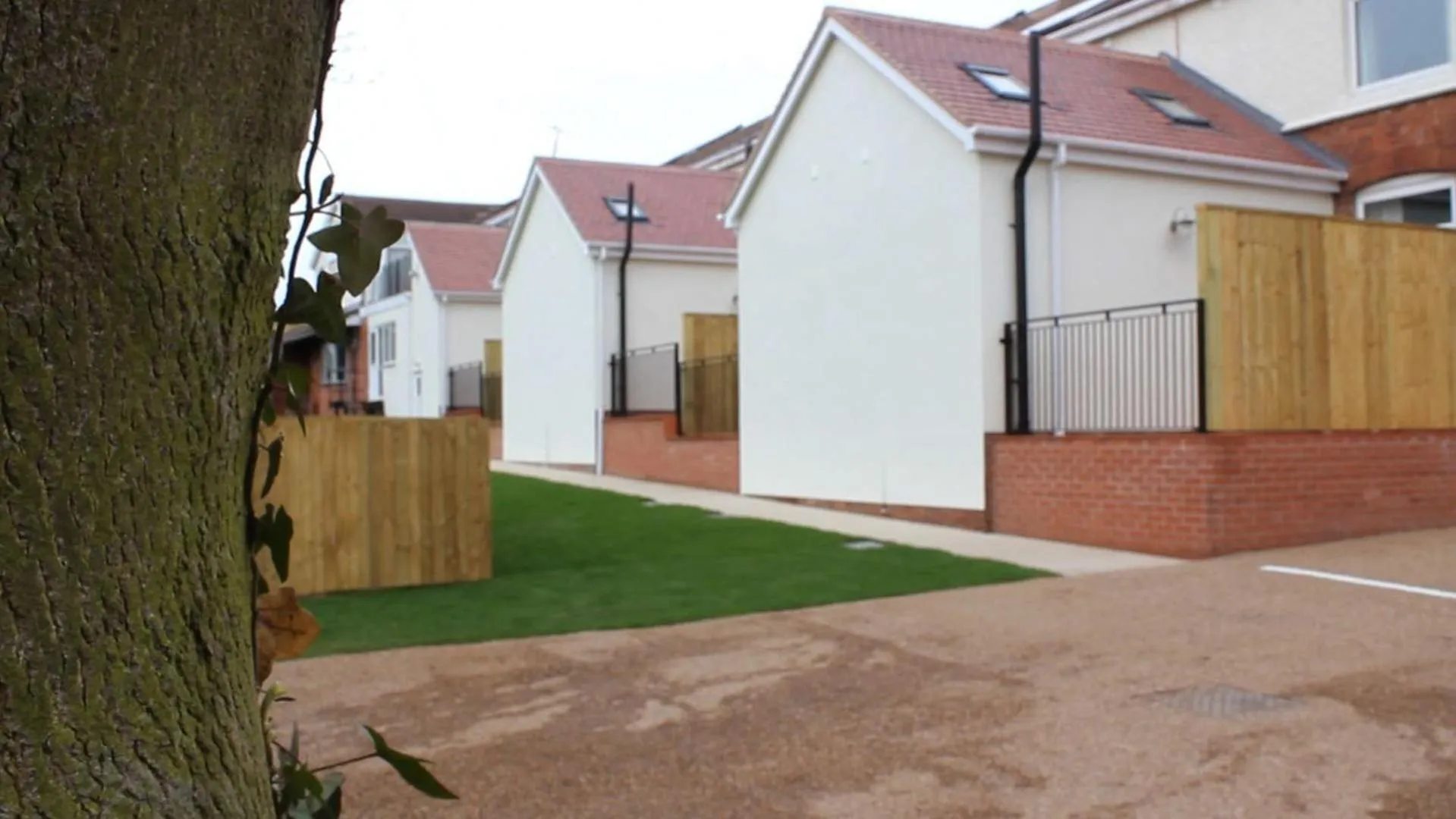 Property building in Twin Oaks Hotel