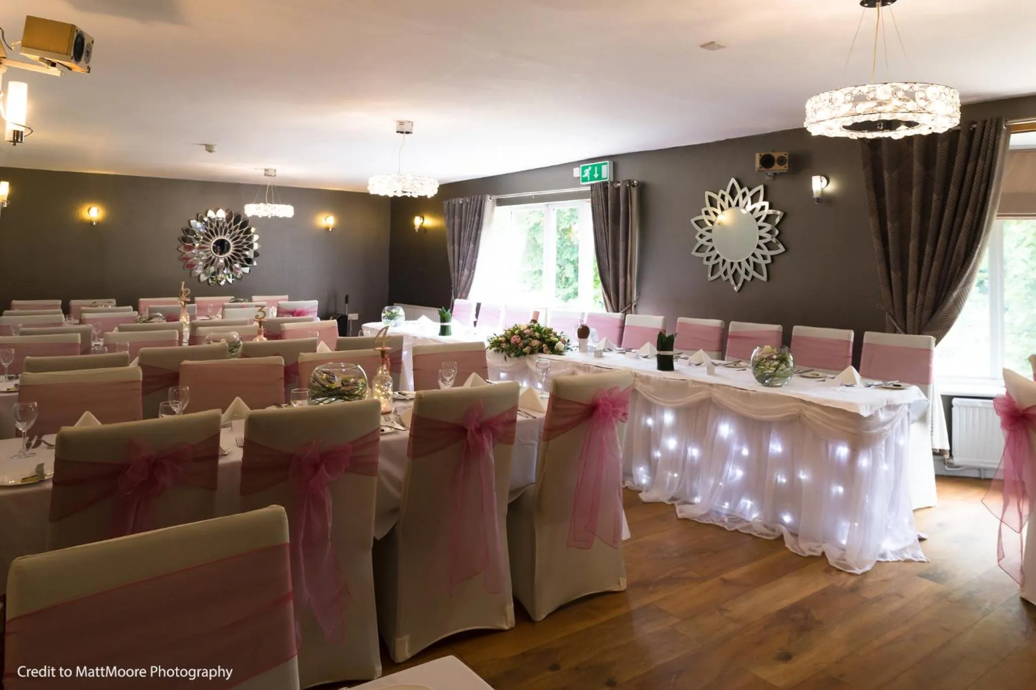 Restaurant/places to eat in Twin Oaks Hotel