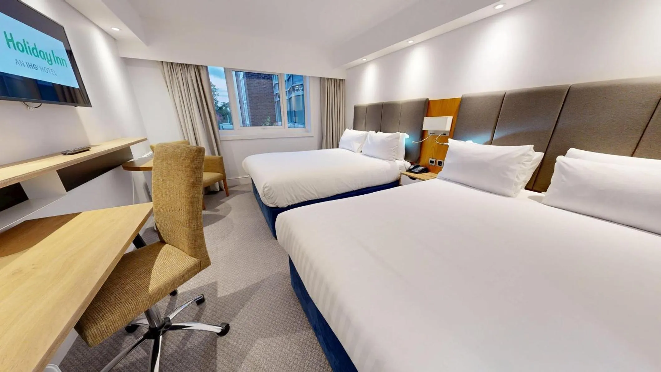 Photo of the whole room, Bed in Holiday Inn Kenilworth - Warwick by IHG