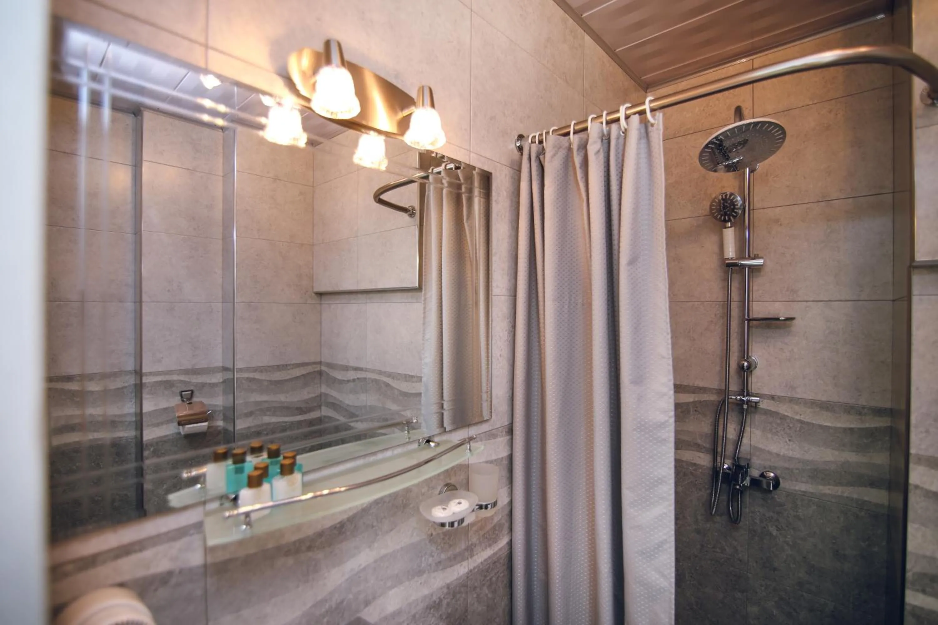 Shower in Kenari Hotel