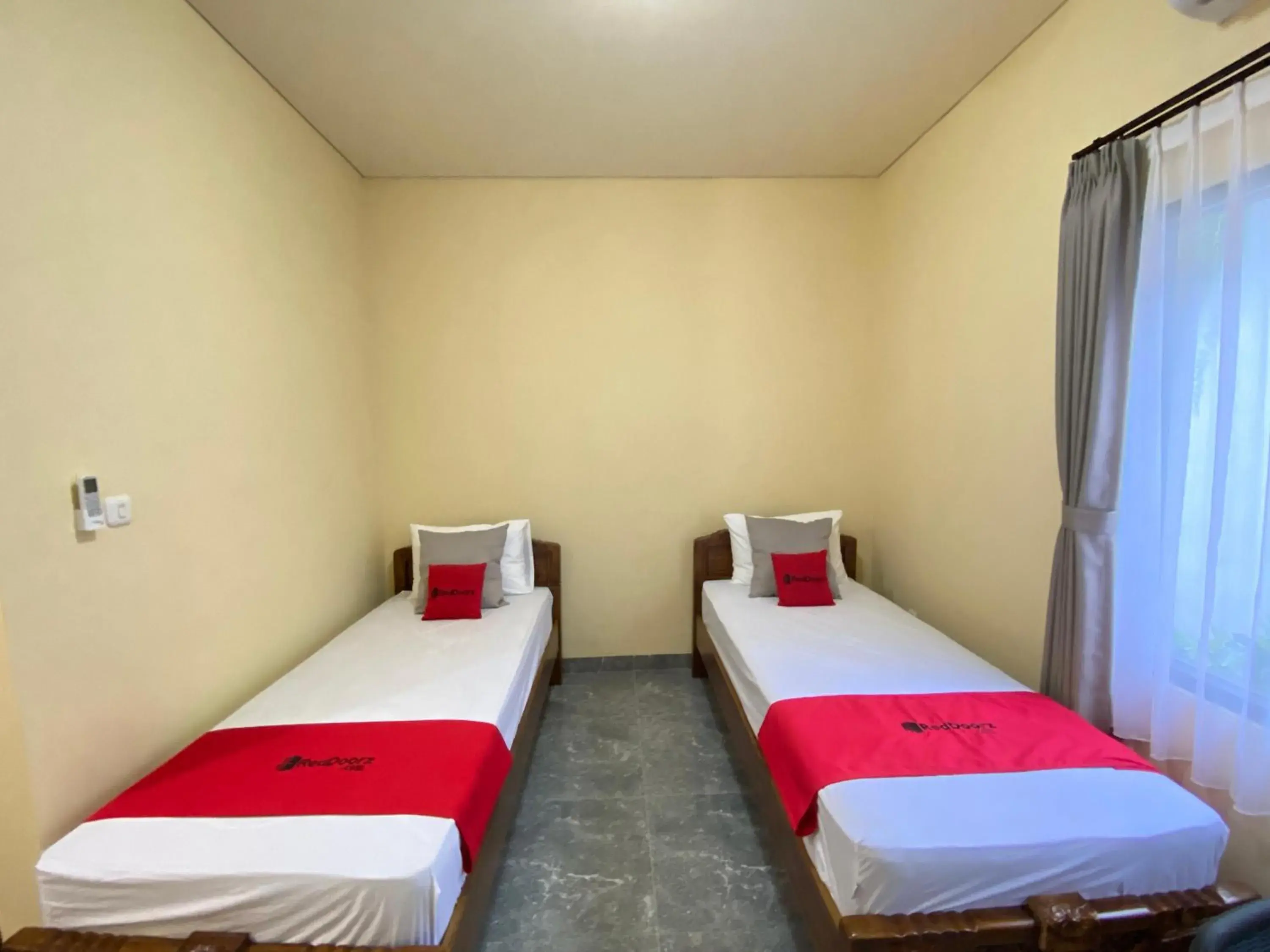 Standard Twin Room in RedDoorz Syariah at Jitu Guest House Purwokerto Standard Twin Room in RedDoorz Syariah at Jitu Guest House Purwokerto