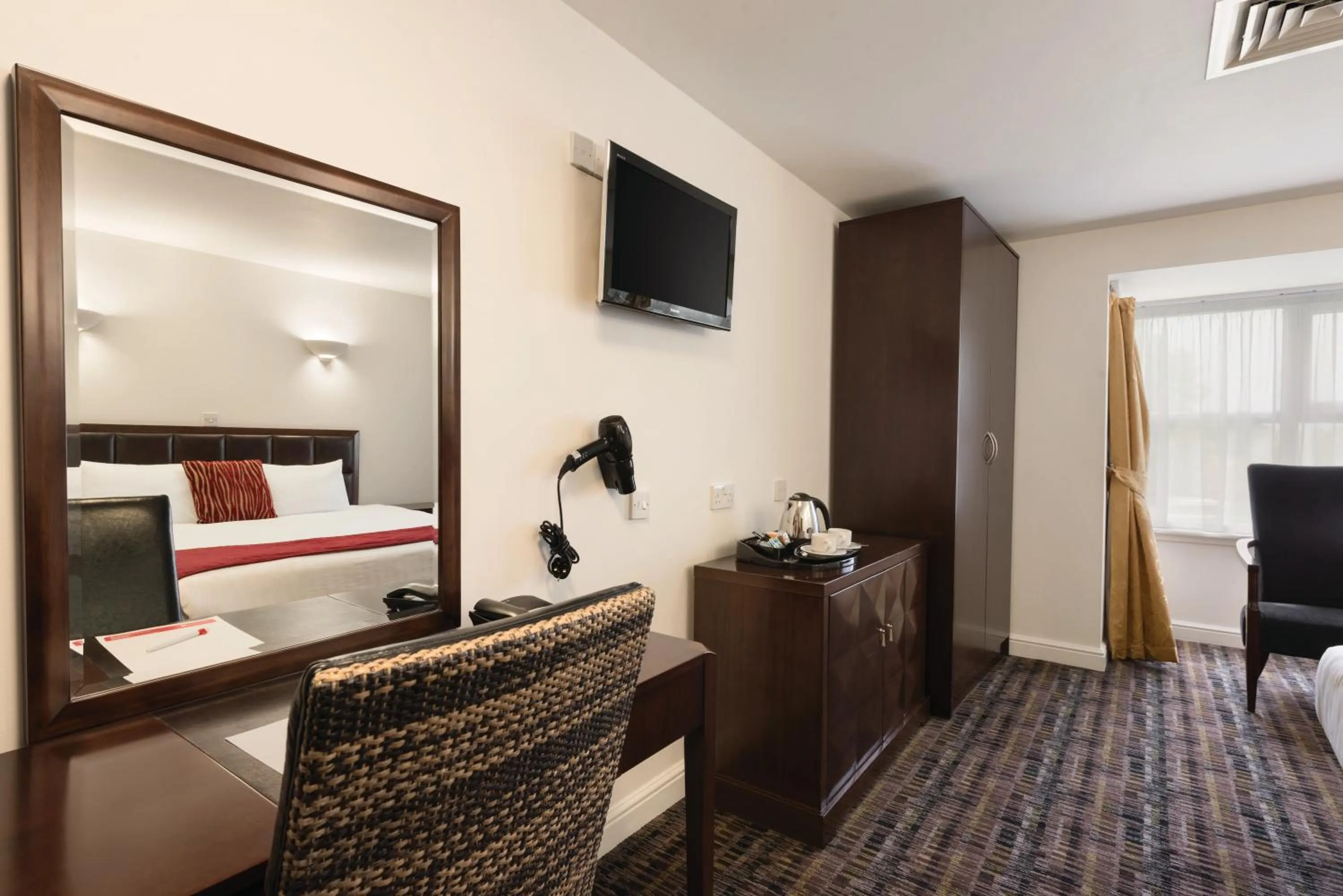 Bedroom, Bed in Riverside Hotel