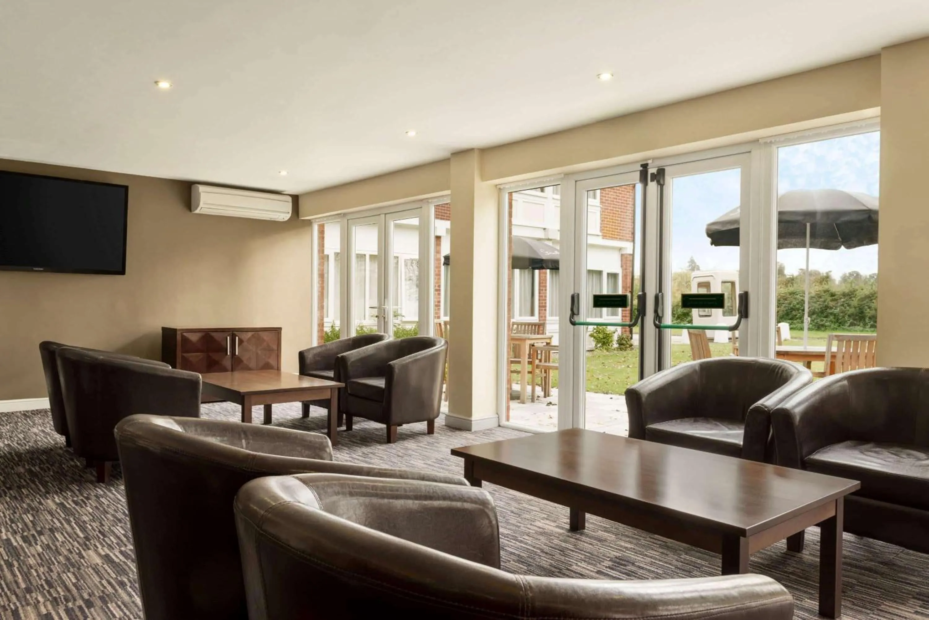 Lounge or bar in Riverside Hotel