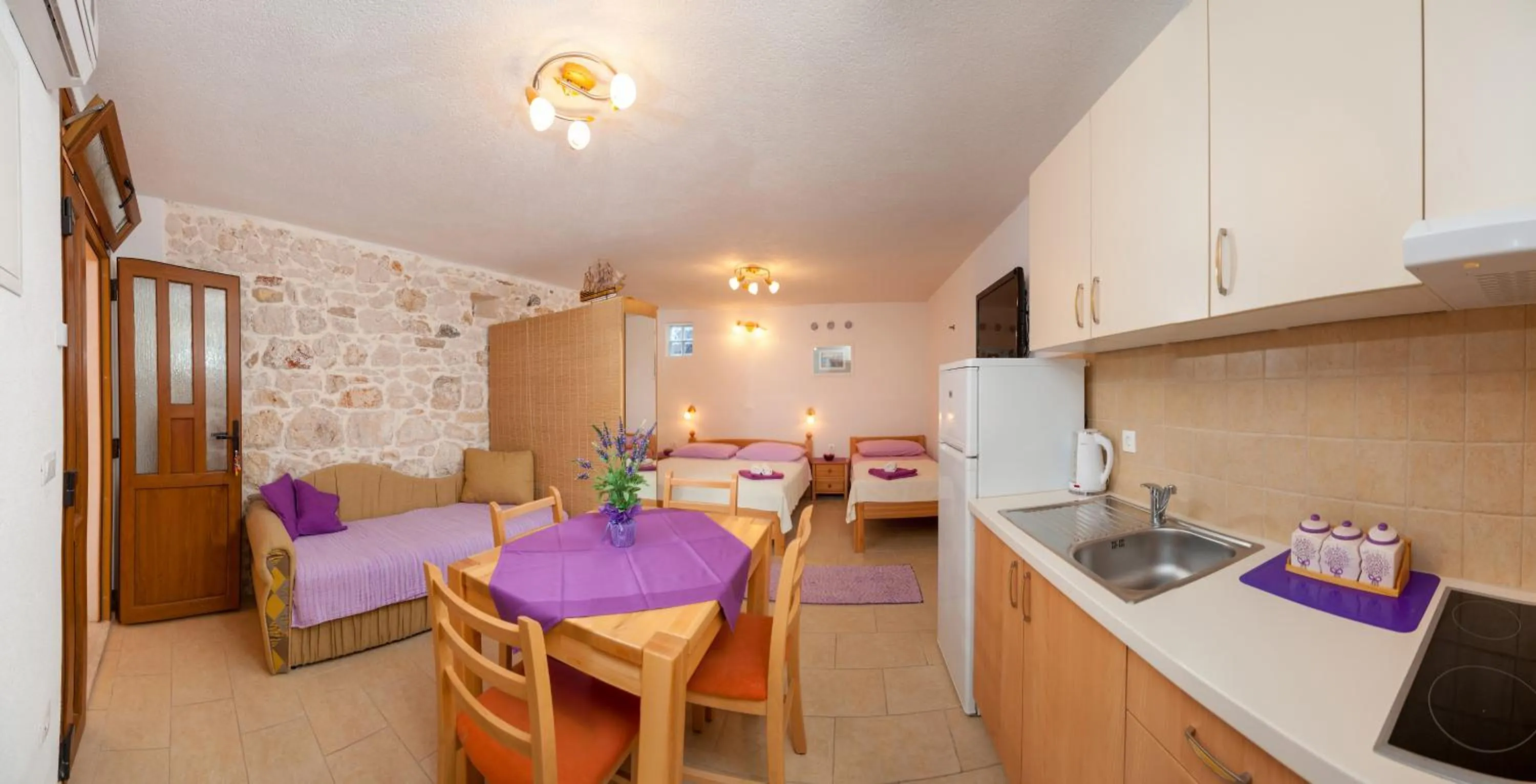 Kitchen or kitchenette in Apartments Mande and Kate