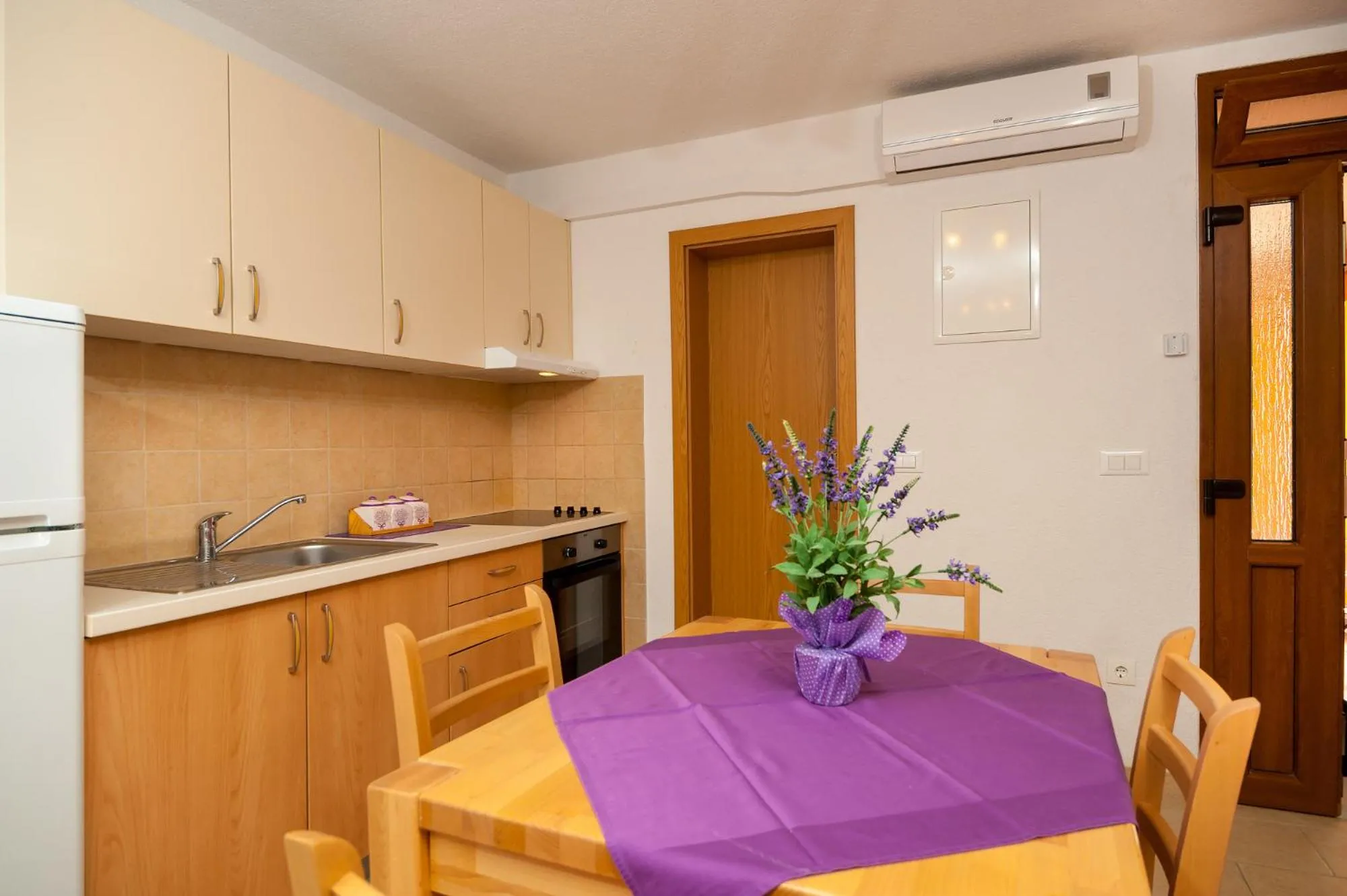 Kitchen or kitchenette in Apartments Mande and Kate