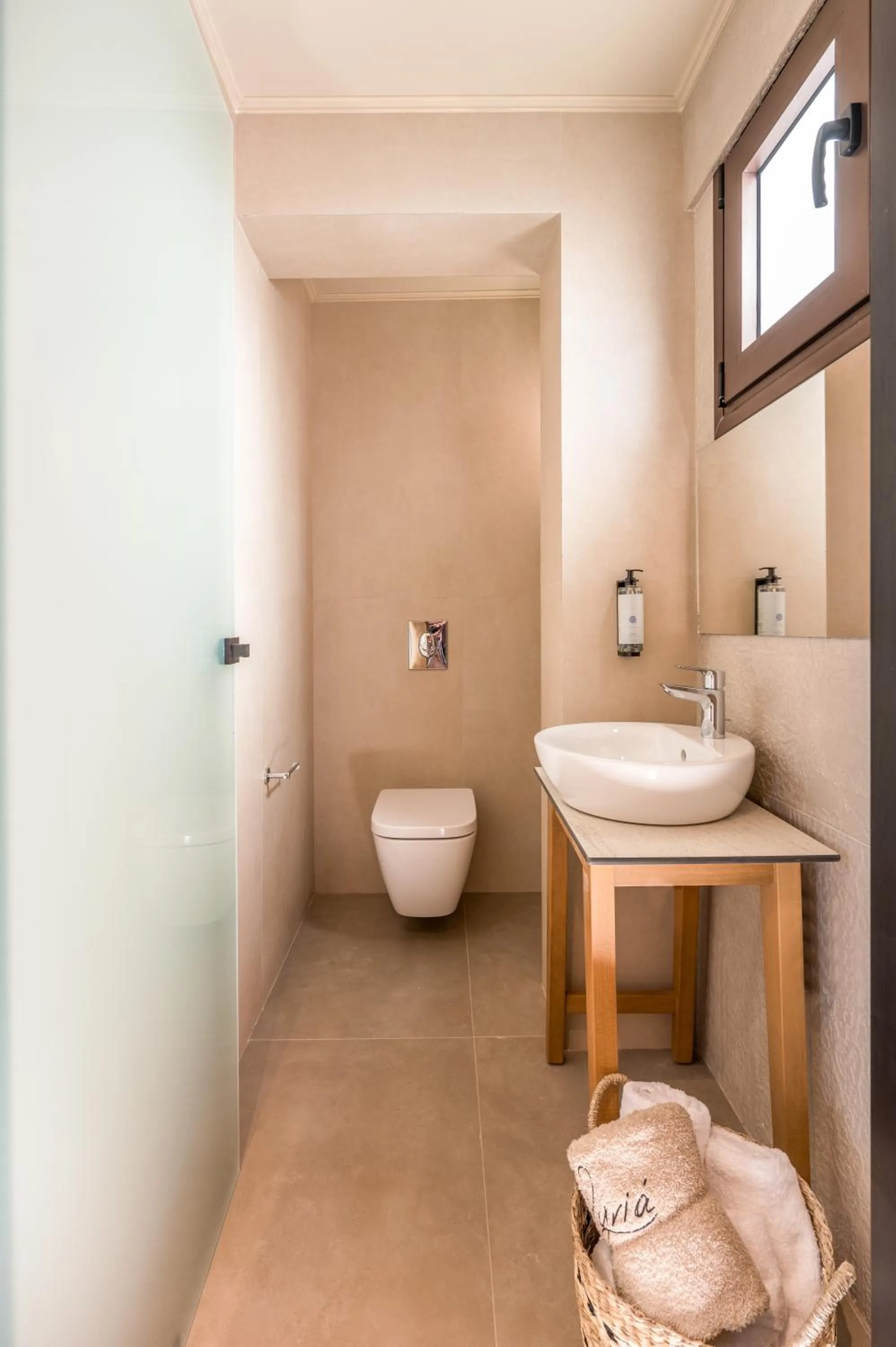 Toilet in Hotel Pyriá