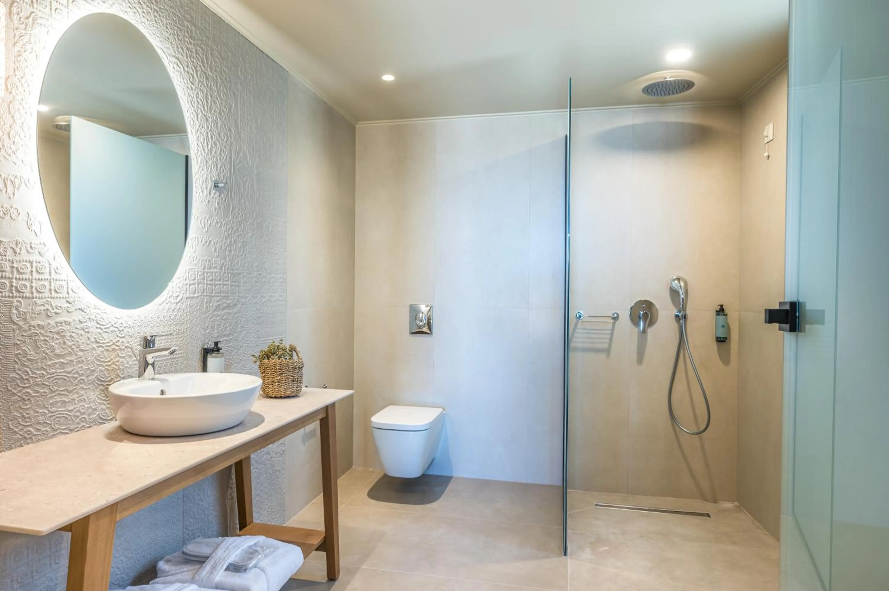 Shower in Hotel Pyriá